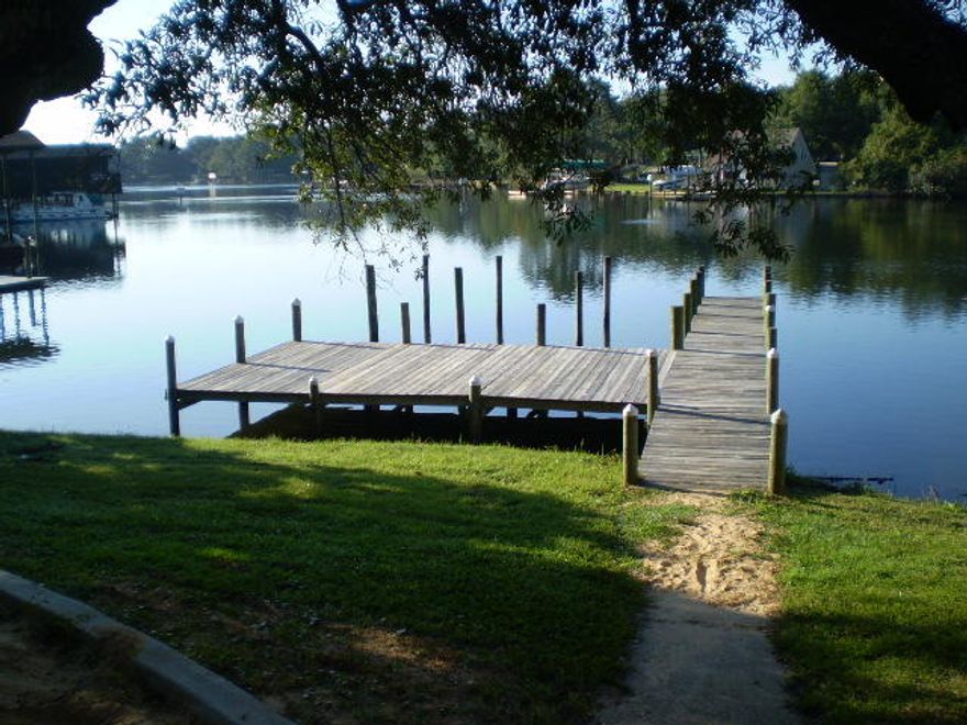 GREAT 2 BEDROOM TOWNHOME CLOSE TO THE WATER. LIVING ROOM HAS WOOD BURNING FIREPLACE, SPACIOUS DINING AREA, LOTS OF CLOSET SPACE, WASHER DRYER HOOK-UP, PICNIC AREA AND DAY DOCK. CALL TODAY FOR AN APPOINTMENT TO VIEW. CAT ONLY ALLOWED WITH NON-REF PET FEE. Available July 11th.