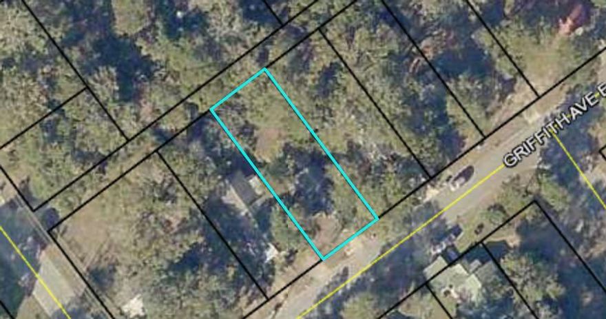 2/1 cottage in the heart of Crestview. New: appliances, flooring, paint. Metal Roof.