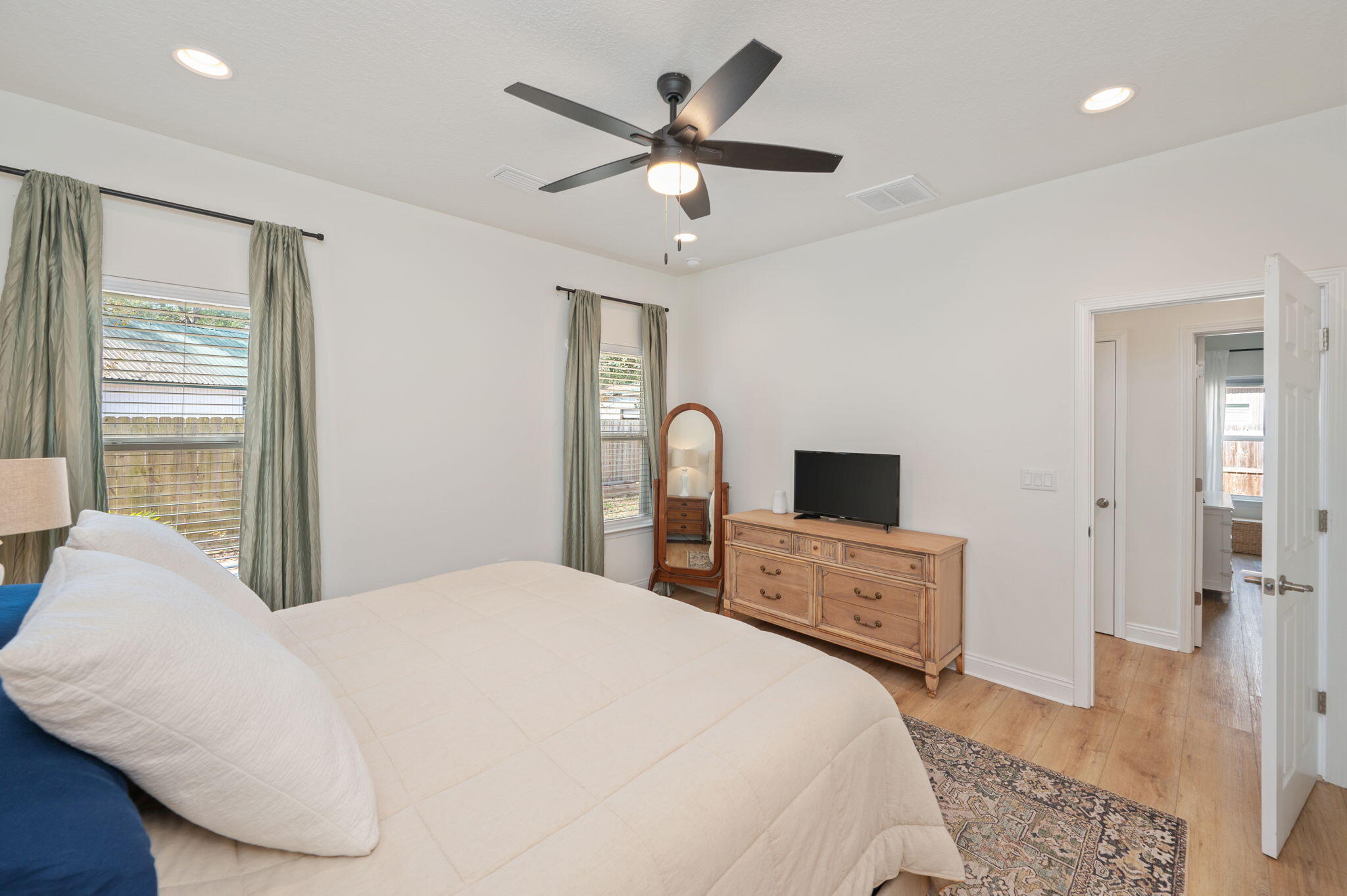 QUIET OAKS - Residential