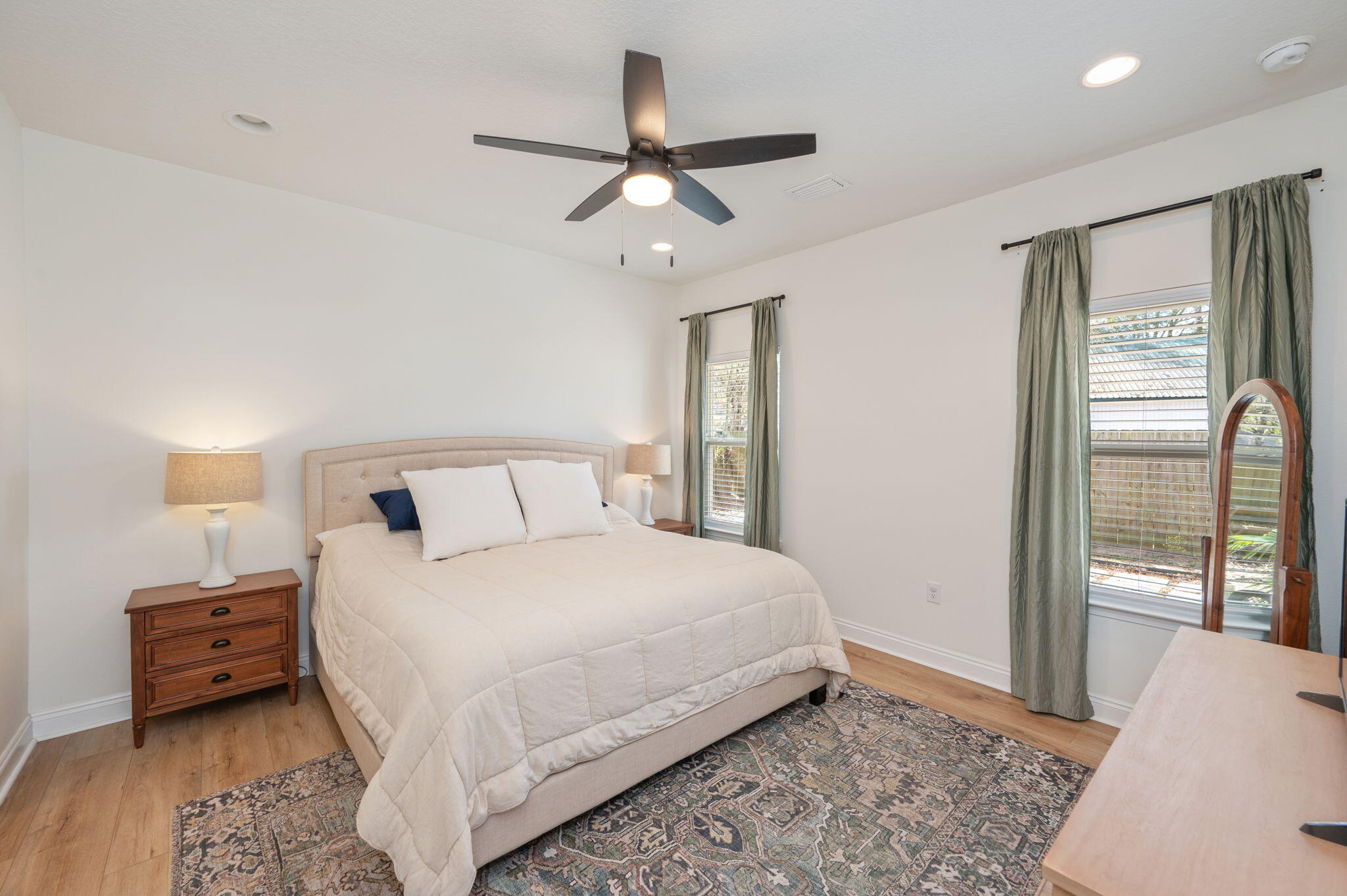 QUIET OAKS - Residential