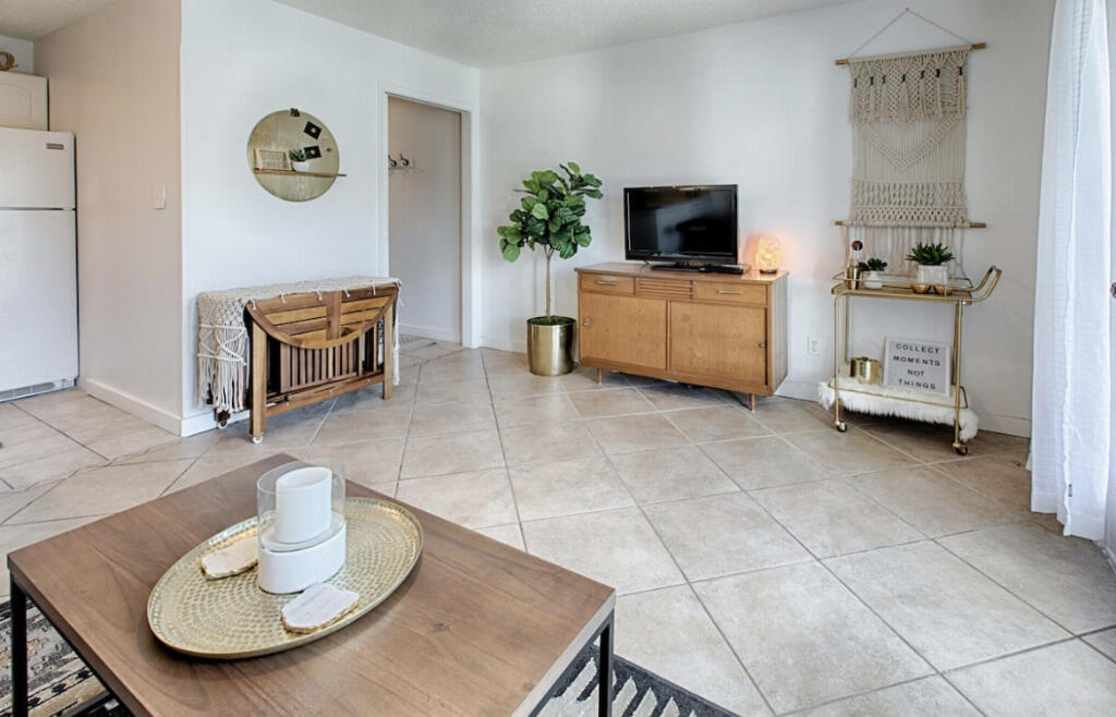 SUMMER BREEZE CONDO - Residential