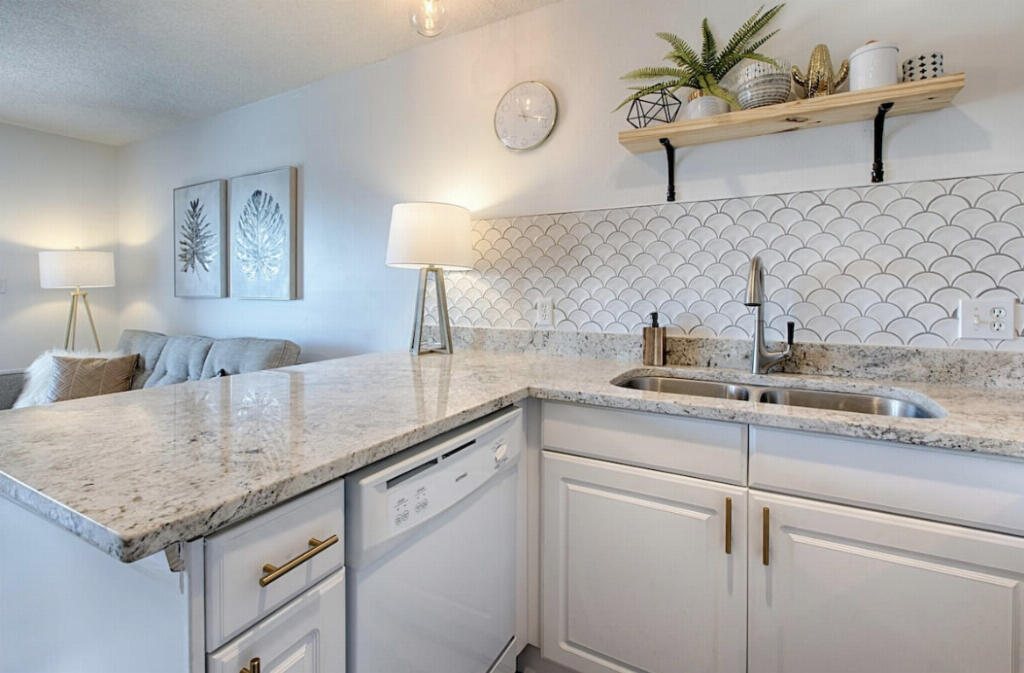 SUMMER BREEZE CONDO - Residential