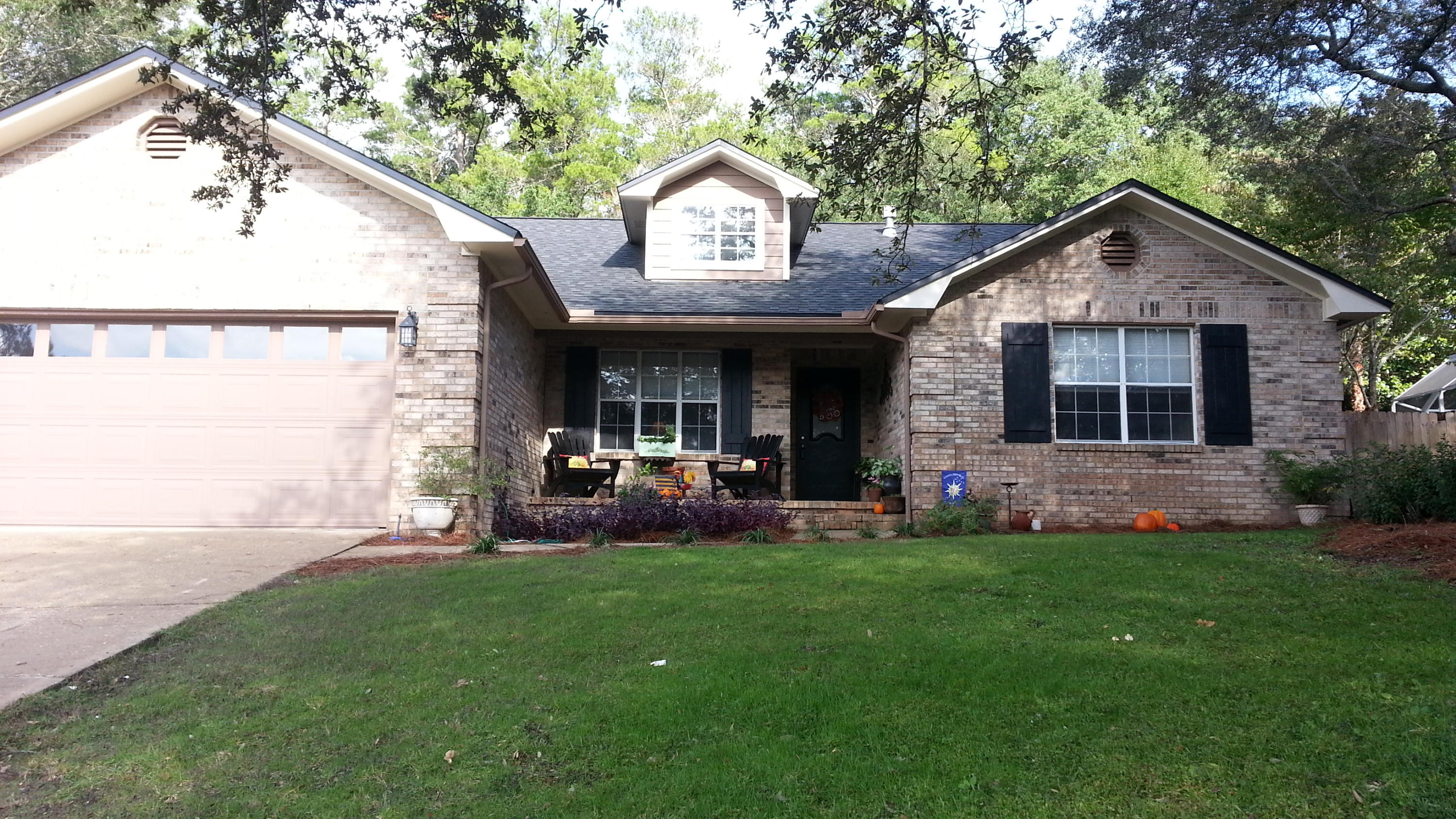 GATED COMMUNITY IN BLUEWATER BAY ON CUL-DE-SAC!!! SPLIT BEDROOM FLOOR PLAN HOME HAS MANY UPGRADES & WONDERFUL FEATURES! RECENT UPGRADES (JUNE 2015) INCLUDE NEW DIMENSIONAL ROOF, ALL NEW APPLIANCES, NEW HVAC (INSIDE UNIT), NEWLY PAINTED INSIDE & OUT AND ALL SMOOTH CEILINGS. KITCHEN BOASTS NEW GRANITE COUNTER TOPS W/ NEW ATTRACTIVE BLACKSPLASH, NEW SINK & HARDWARE. KITCHEN ALSO OFFERS BREAKFAST NOOK & LARGE PANTRY. LIVING ROOM FEATURES WOOD FLOORING, CATHEDRAL CEILING & FRENCH DOORS LEADING OUT TO FLORIDA ROOM. MASTER BEDROOM OFFERS CATHEDRAL CEILINGS, LARGE WALK-IN CLOSET & WOOD FLOORING. MASTER BATH COMPLEMENTED WITH DOUBLE VANITIES, GRANITE COUNTER TOP, DECORATIVE BLACKSPLASH, NEW SINK HARDWARE, GARDEN TUB & SEPARATE SHOWER. WAINSCOTING & NEW PEDISTAL SINK COMPLEMENT THE SECOND BATH