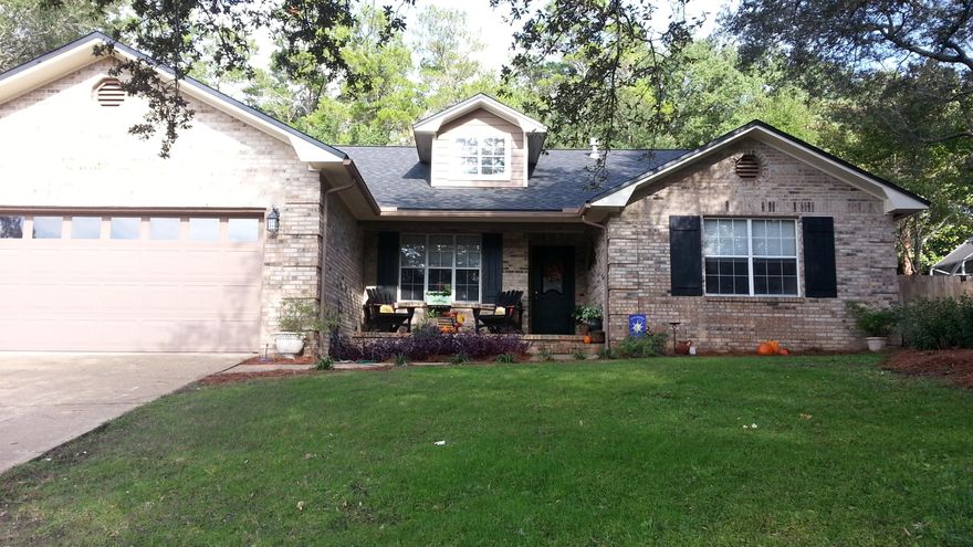 GATED COMMUNITY IN BLUEWATER BAY ON CUL-DE-SAC!!! SPLIT BEDROOM FLOOR PLAN HOME HAS MANY UPGRADES & WONDERFUL FEATURES! RECENT UPGRADES (JUNE 2015) INCLUDE NEW DIMENSIONAL ROOF, ALL NEW APPLIANCES, NEW HVAC (INSIDE UNIT), NEWLY PAINTED INSIDE & OUT AND ALL SMOOTH CEILINGS. KITCHEN BOASTS NEW GRANITE COUNTER TOPS W/ NEW ATTRACTIVE BLACKSPLASH, NEW SINK & HARDWARE. KITCHEN ALSO OFFERS BREAKFAST NOOK & LARGE PANTRY. LIVING ROOM FEATURES WOOD FLOORING, CATHEDRAL CEILING & FRENCH DOORS LEADING OUT TO FLORIDA ROOM. MASTER BEDROOM OFFERS CATHEDRAL CEILINGS, LARGE WALK-IN CLOSET & WOOD FLOORING. MASTER BATH COMPLEMENTED WITH DOUBLE VANITIES, GRANITE COUNTER TOP, DECORATIVE BLACKSPLASH, NEW SINK HARDWARE, GARDEN TUB & SEPARATE SHOWER. WAINSCOTING & NEW PEDISTAL SINK COMPLEMENT THE SECOND BATH