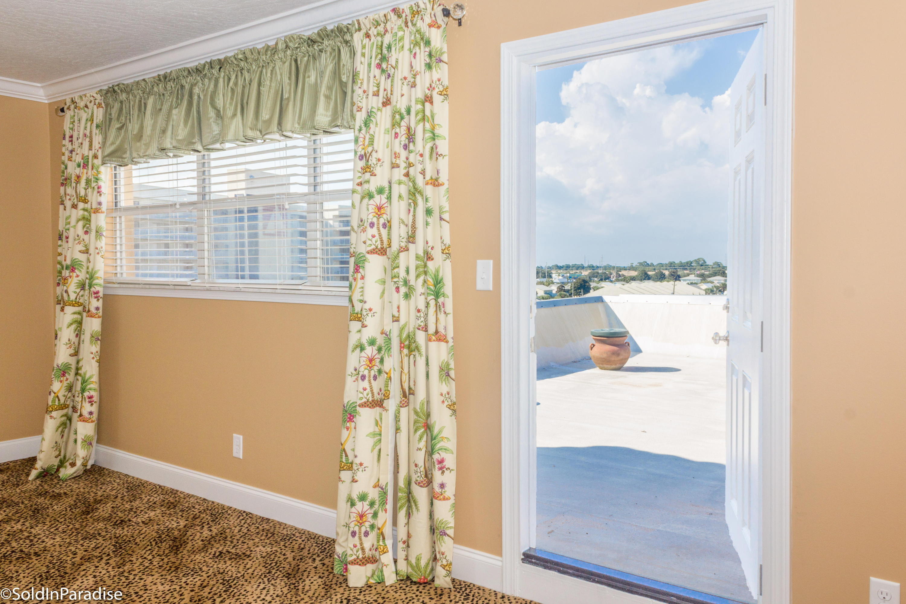 SANDSPUR CONDO - Residential