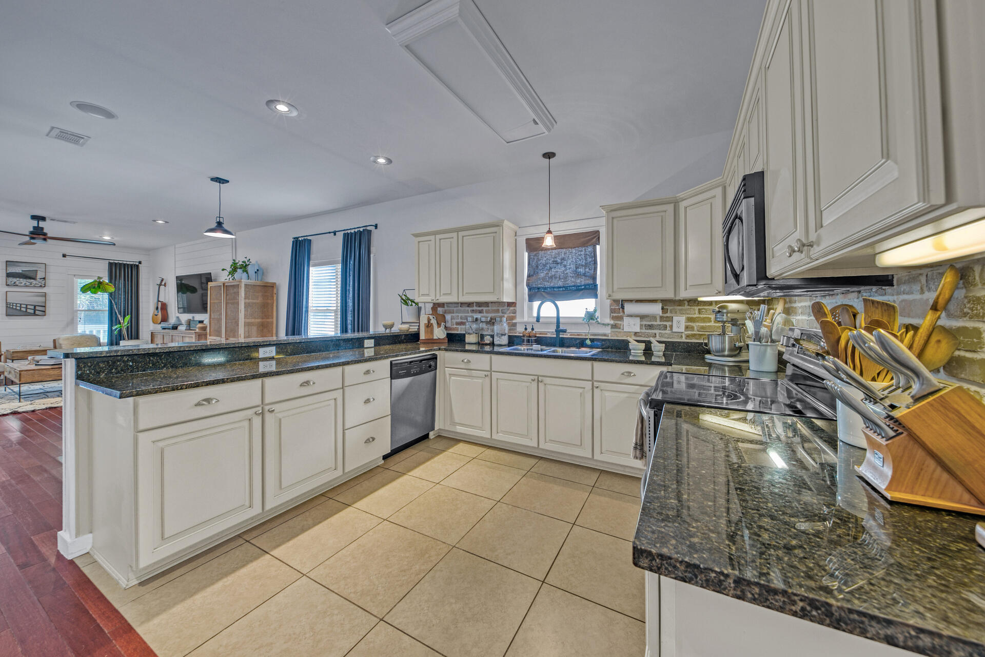 MAGNOLIA BEACH - Residential