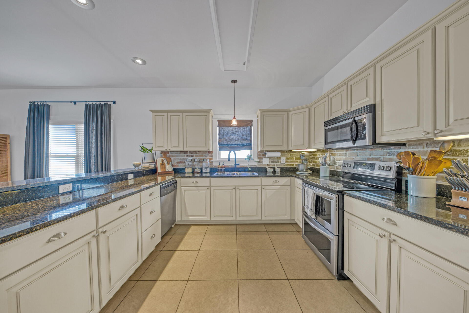 MAGNOLIA BEACH - Residential