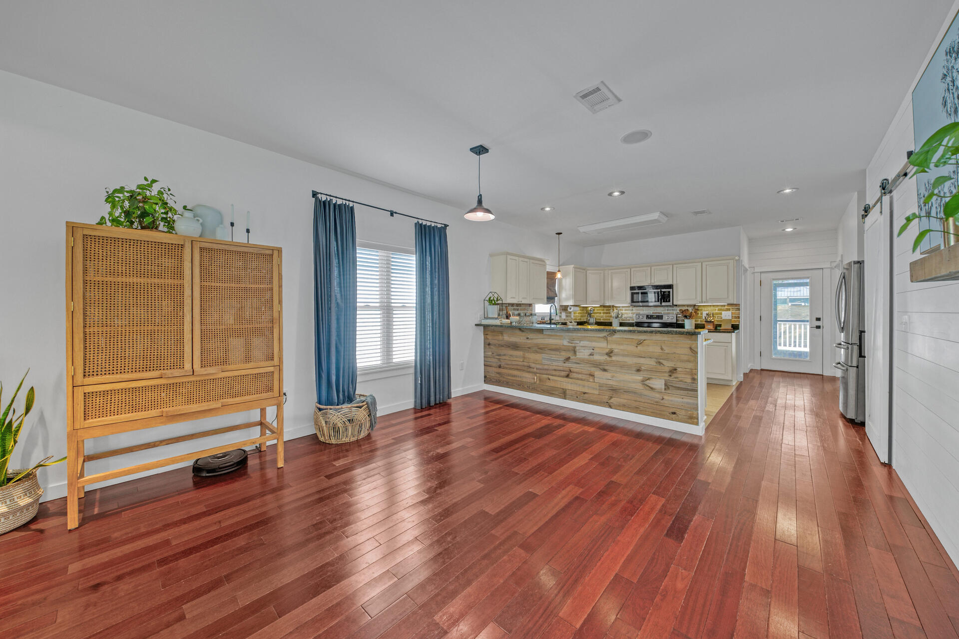 MAGNOLIA BEACH - Residential