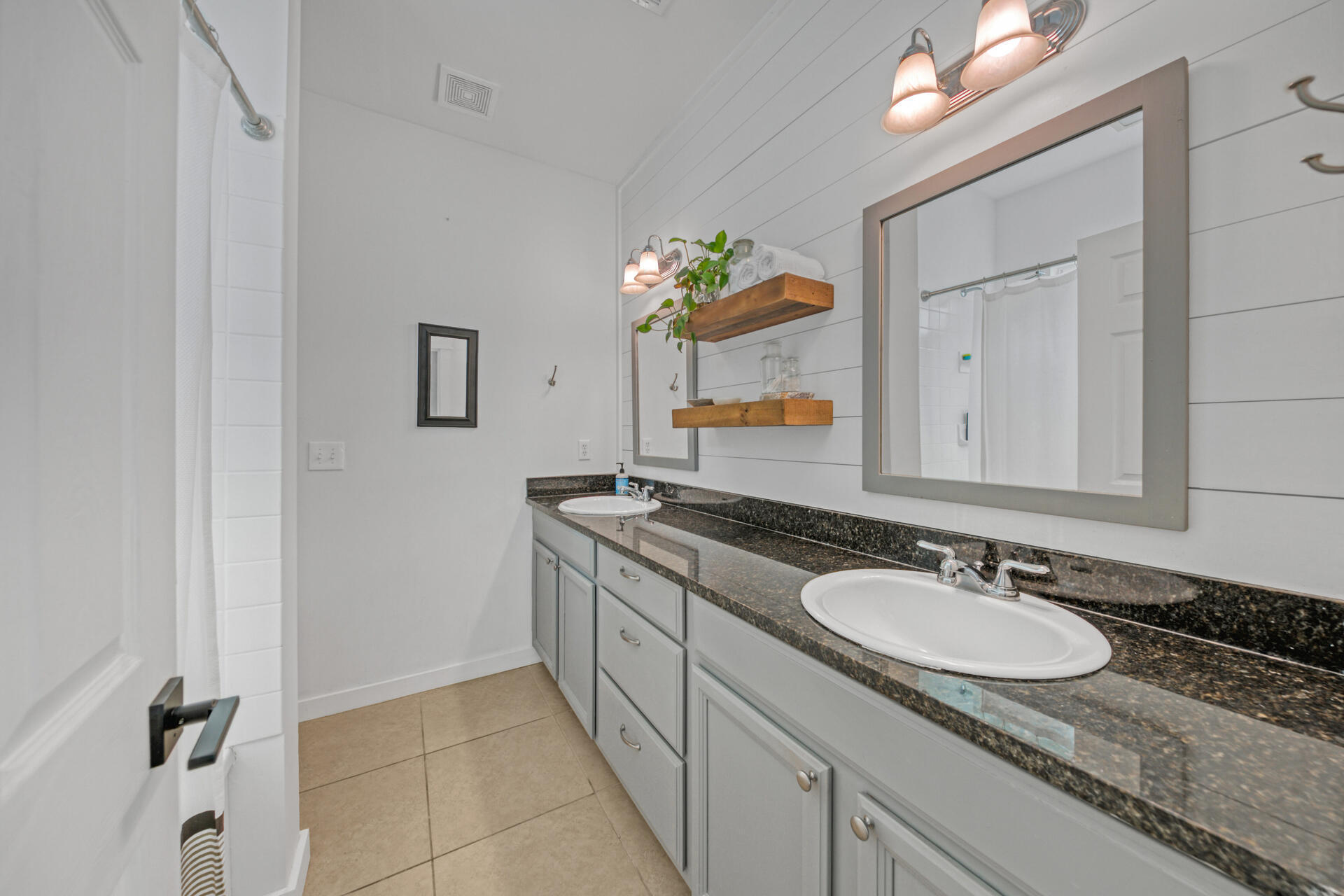 MAGNOLIA BEACH - Residential