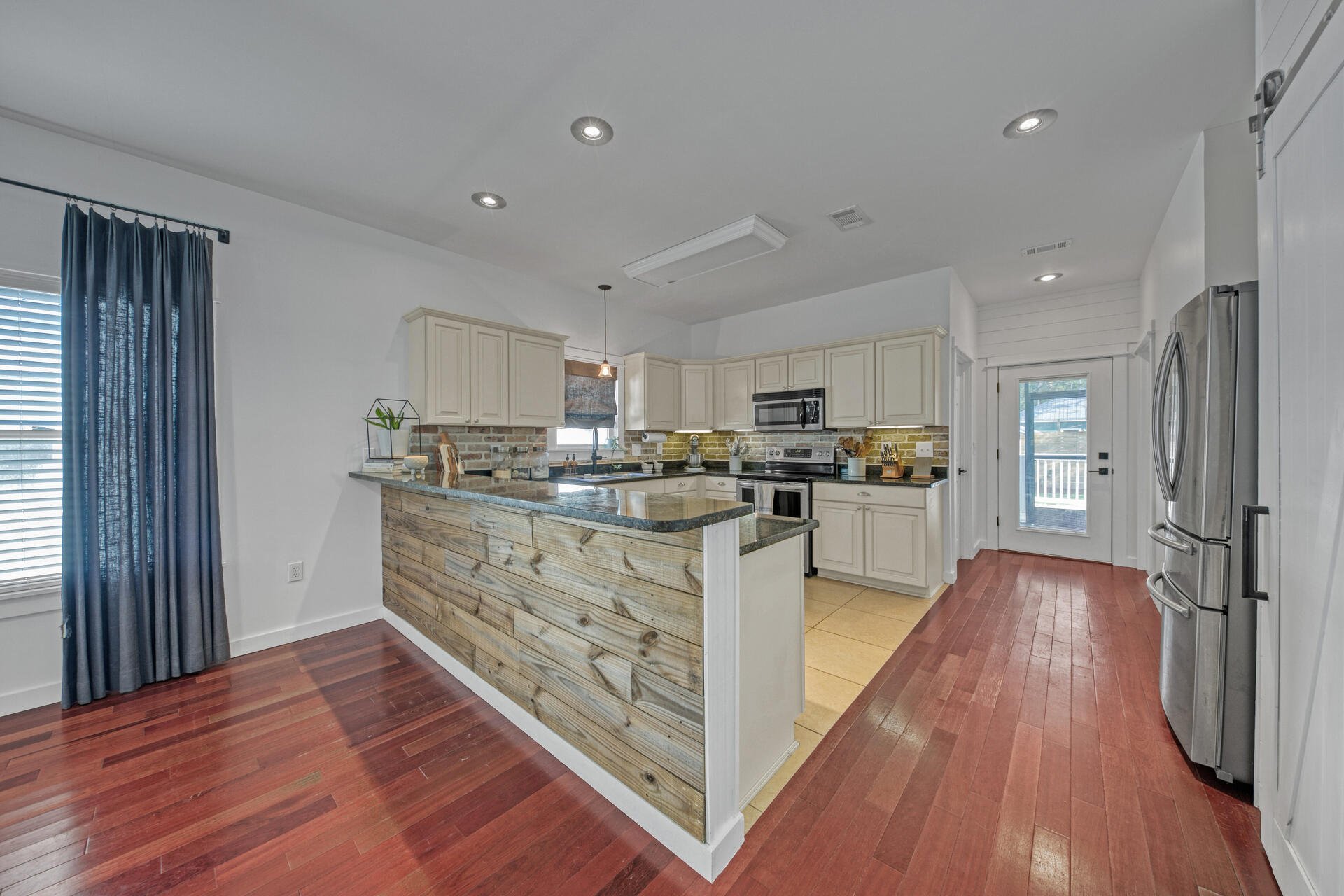 MAGNOLIA BEACH - Residential