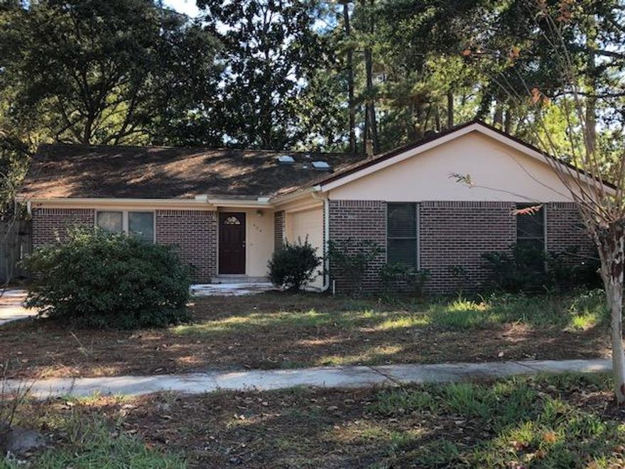 Centrally located in Niceville on a corner lot is a move-in ready home. A newer renovation includes full kitchen, baths with tiled shower and vanities, tile and carpet flooring, roof, HVAC, Pella windows and doors, garage door and opener. Driveway and interior paint new Nov 2018. Transferrable termite bond in place.
