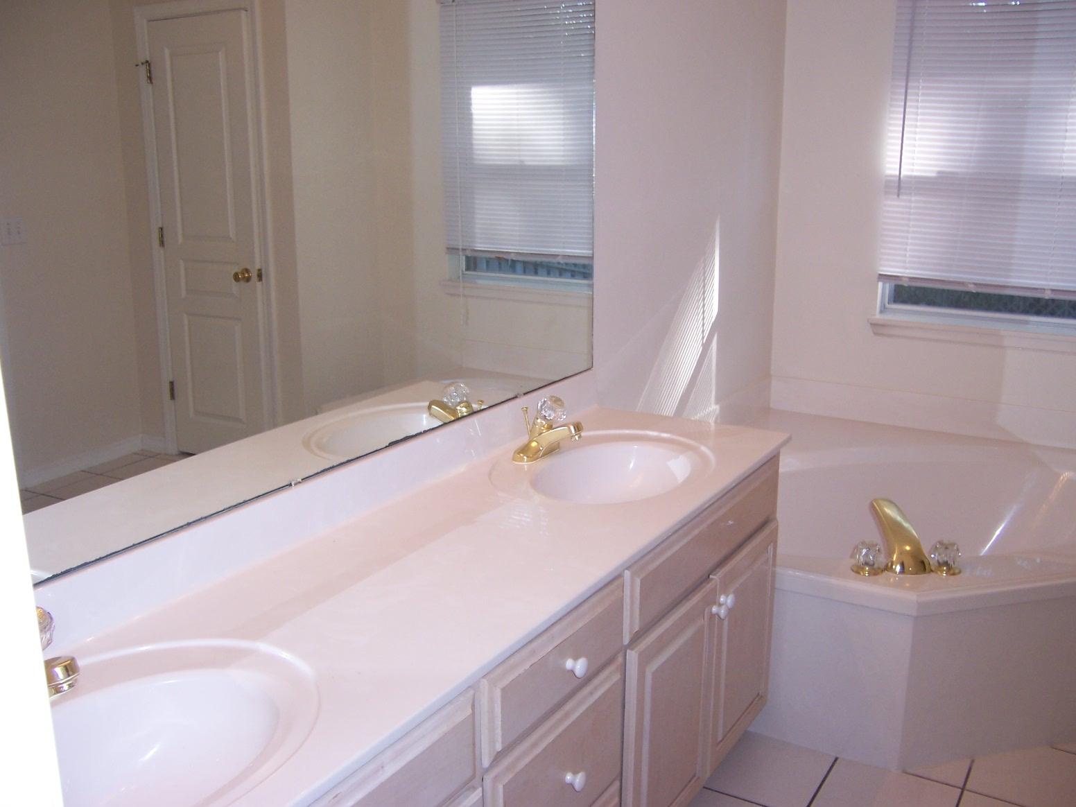 ROCKY BAYOU - Residential Lease