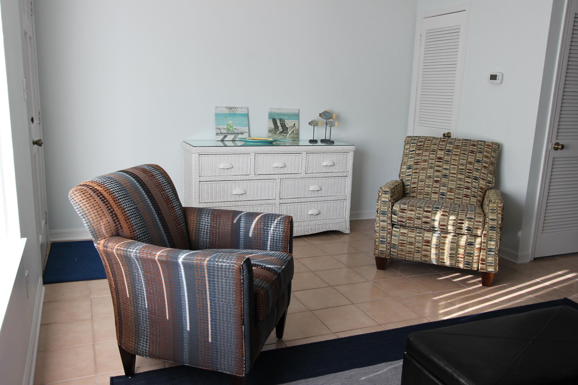 AFFORDABLE GROUND FLOOR END UNIT ONE BEDROOM CONDO 1 BLOCK TO THE BEACH. THESE MAKE GREAT SECOND HOME INVESTMENTS AND RENT WELL. CONDO INCLUDES ALL APPLIANCES. RECENTLY PAINTED WITH CROWN MOLDING. LIVING ROOM HAS BUILT IN CABINETS FOR EXTRA STORAGE. THIS COMPLEX HAS A GREAT POOL AND WELL MAINTAINED GROUNDS. THIS COMPLEX ALLOWS SHORT TERM RENTALS.
