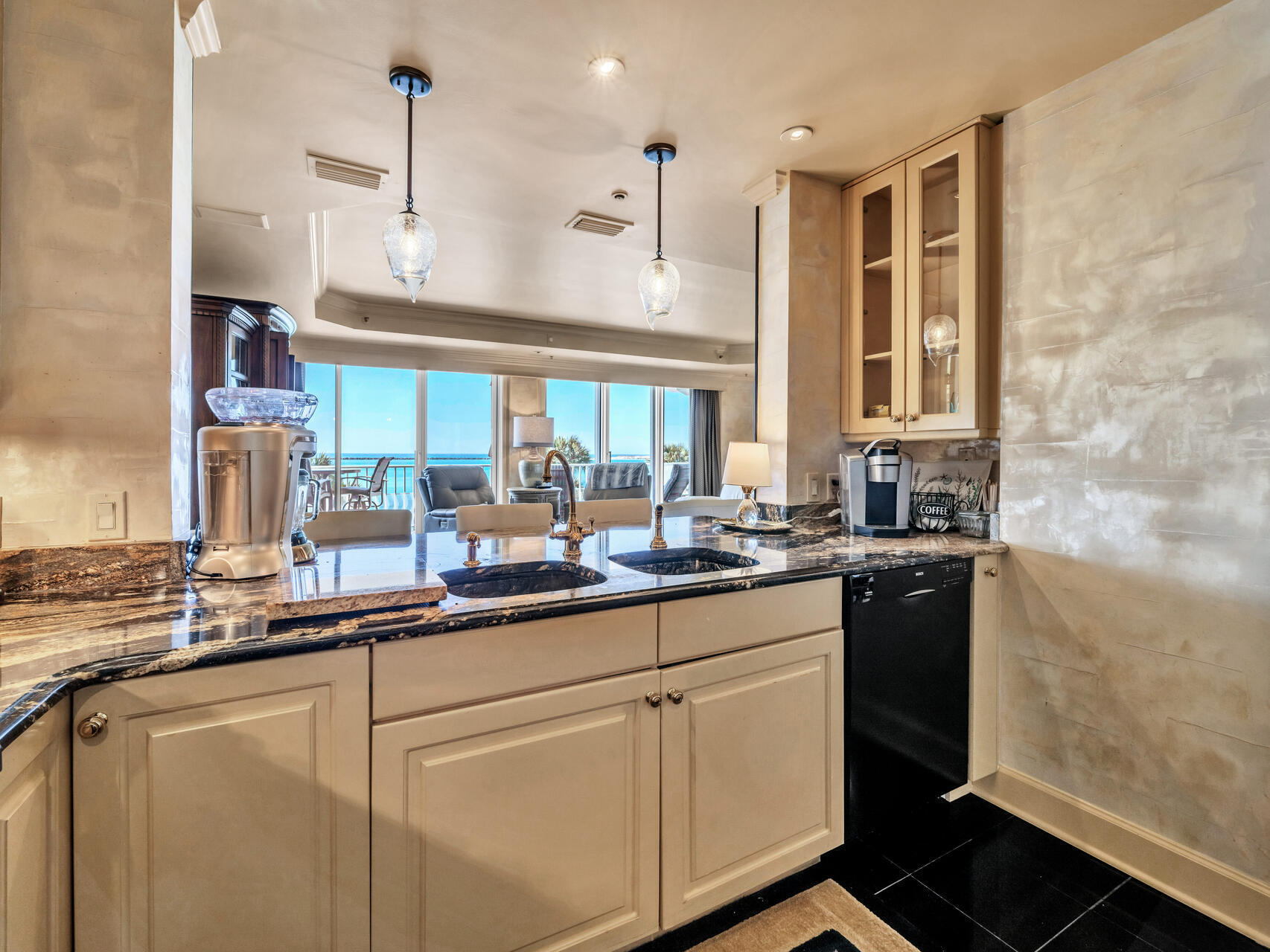 THE ULTIMATE CONDO - Residential