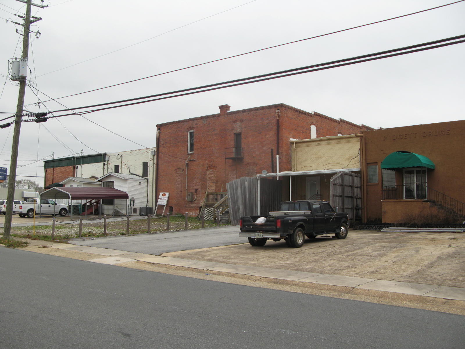 Main image without alt text