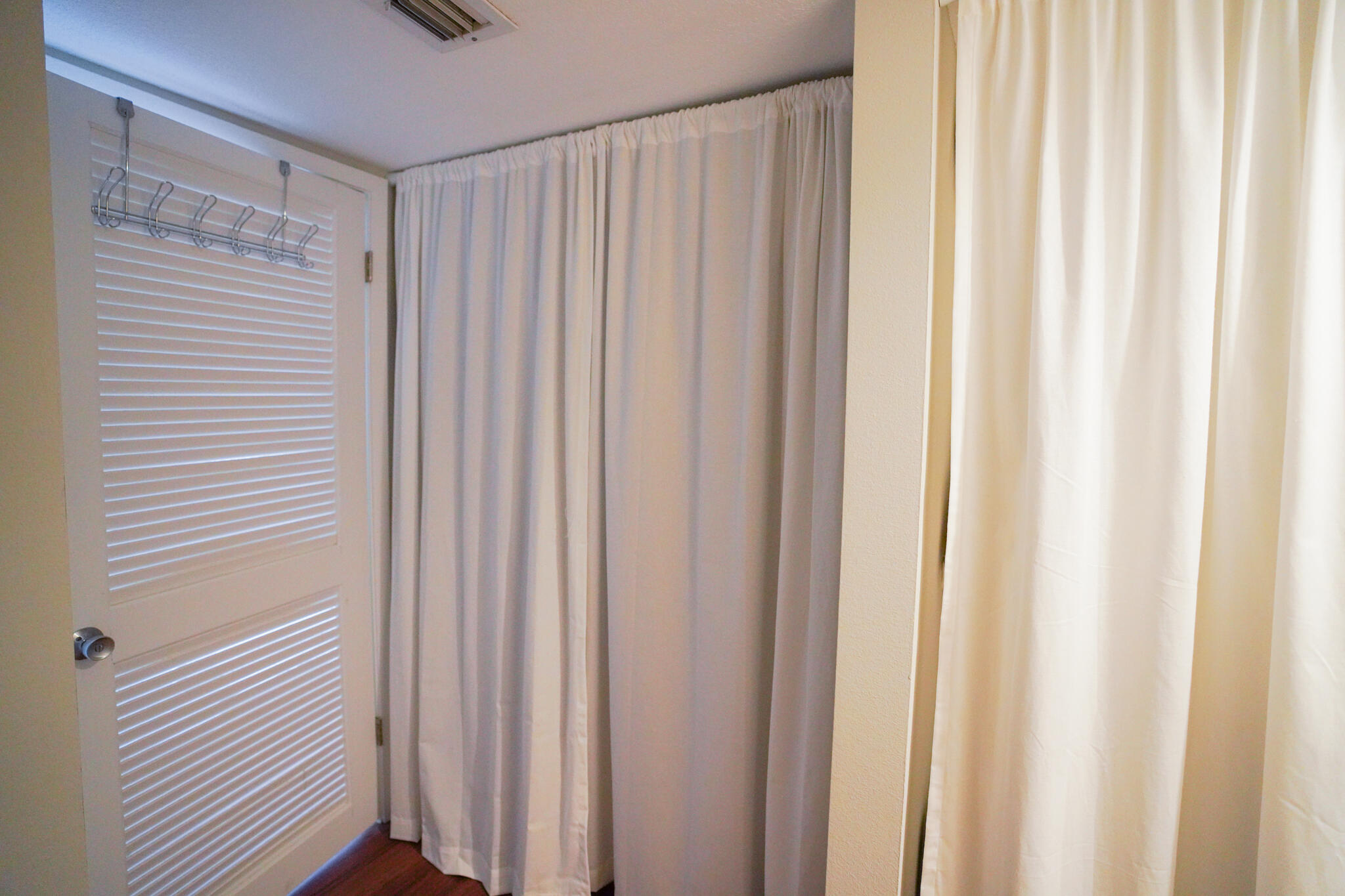 SHORELINE TOWERS 1 - Residential