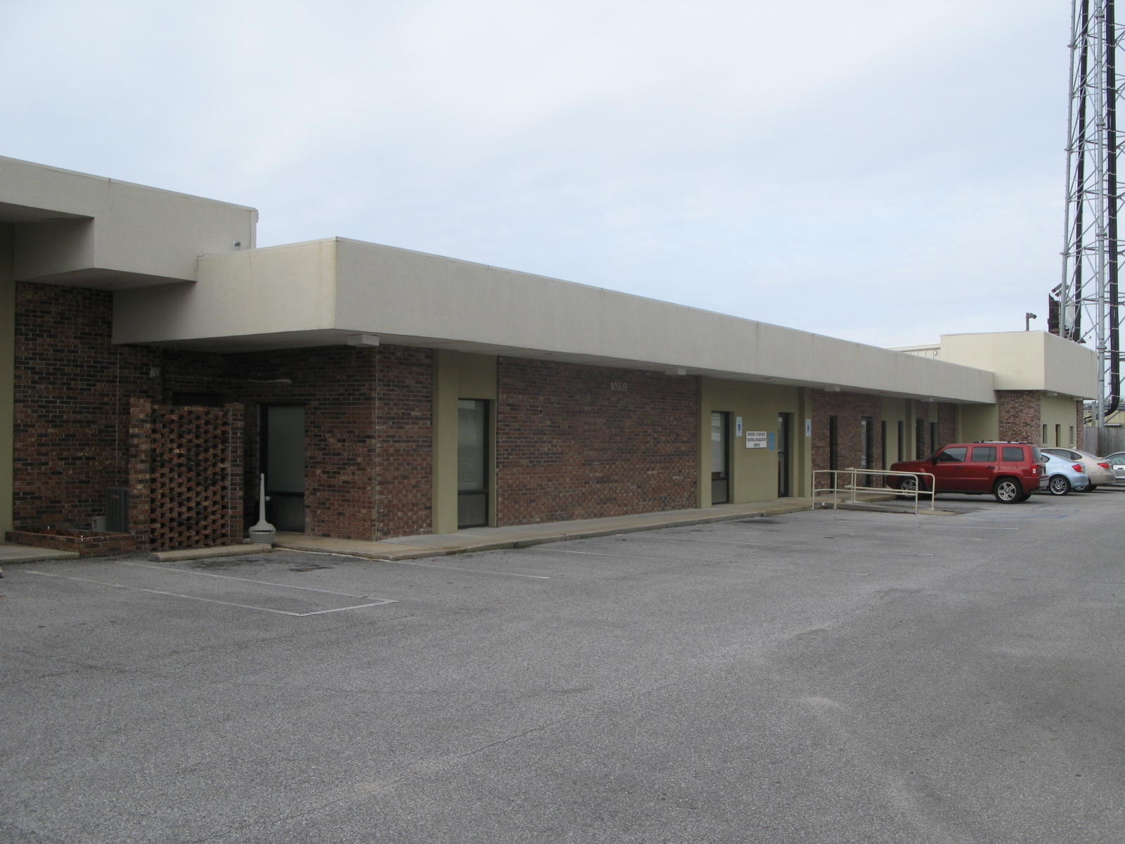 Great income producing property with large and national tenants consisting of Frito-Lay, Fastenal, Bimbo Bakeries, State of Florida Fire Marshals, Smartronix and many others. Grossed over $400,000 in 2015 and is 99% occupied. Do not go by and talk or disturb tenants.
