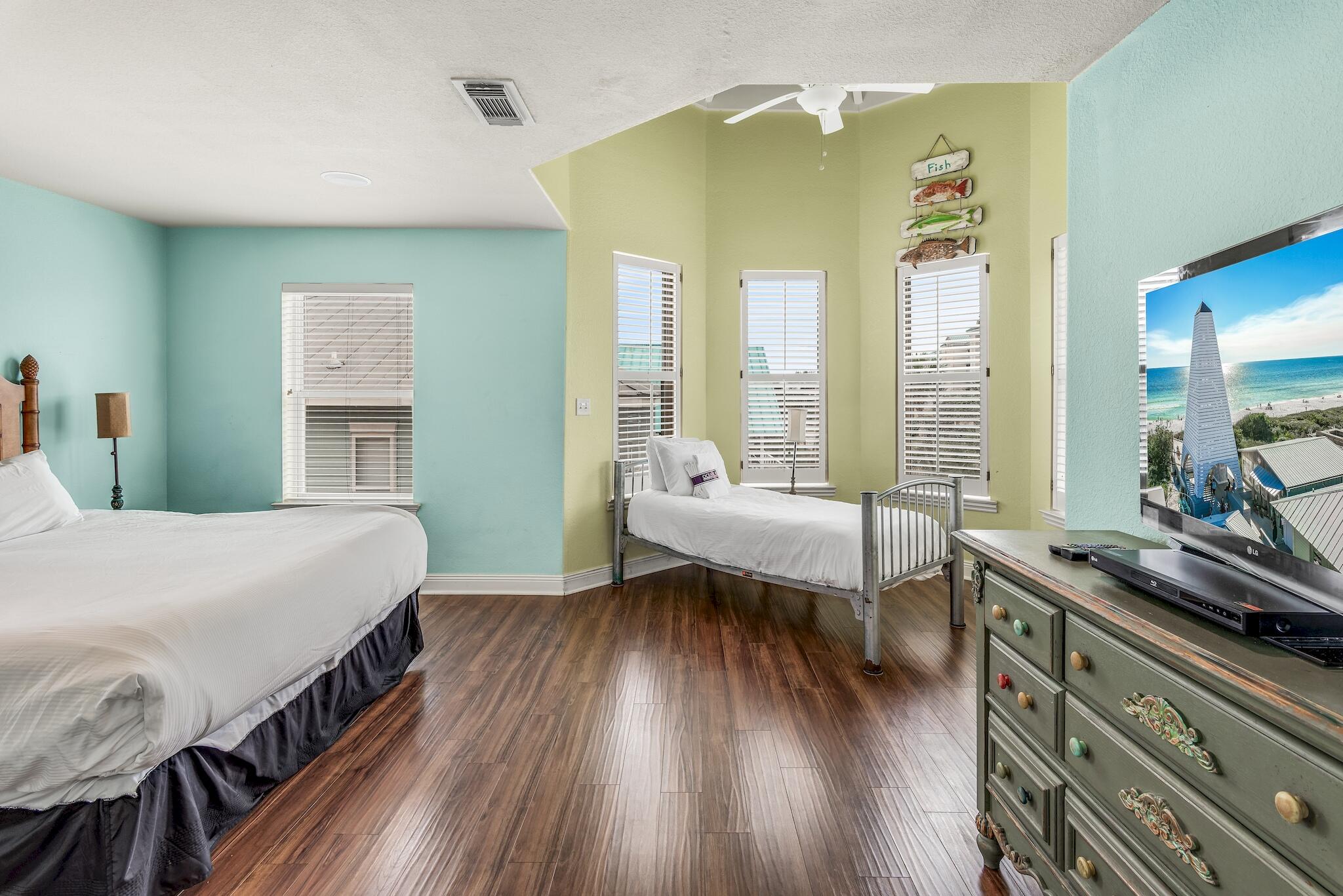 CRYSTAL SHORES - Residential