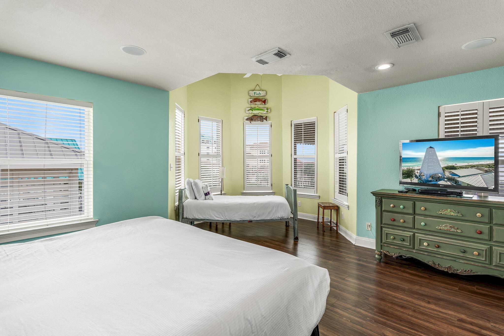 CRYSTAL SHORES - Residential