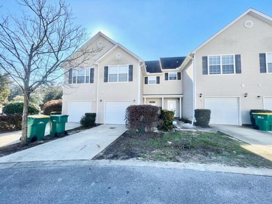 AVAILABLE February 6th!Pets considered witn owner approvalLocated in the heart of Niceville, this home features beautiful granite counter tops in the kitchen, stainless steel appliances, a walk-in pantry, laminate flooring/tile downstairs, and brand-new carpet upstairs. The master offers high ceilings and spacious walk-in closet with a master bath featuring a large soaking tub, and separate shower. Fully fenced yard and one car garage. Lawn care provided by the HOA.Obligo: ***Cut the Upfront Costs -- Move In Without a Security Deposit!***We've partnered with Obligo to help qualified renters save money when it matters most. *All pets are registered via pet screening, and all assistance animals are verified through the same screening process.**

**Carpet cleaning (if applicable) & Admin Fee charged **

Tenant to verify all data. Please contact Sound Choice Real Estate to schedule a showing- 850-389-8533.

***Approval is based on several factors as follows***
- Rental History and Verification
- Employment History and Verification
- Credit History
- Criminal Background & Terrorist Database Check
- Pet Verification