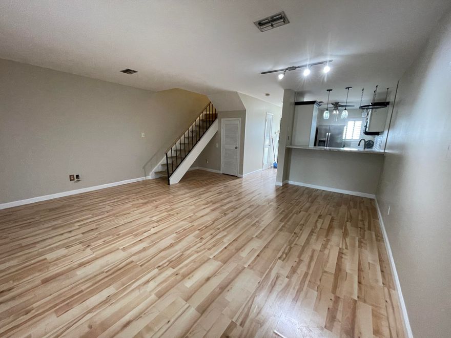 Lovely 2-bedroom 2 full bath townhome, conveniently located between both Hulburt Field and Eglin AFB with a commute of less than 20 min and less than 10 min from Okaloosa Island Beaches! Laminate flooring throughout with tile in the bathrooms. Enclosed back patio and screened in balcony off of bedroom. Washer & Dryer hook-up upstairs!Call 850.424.7403 OPTION 3 to schedule a showing today!