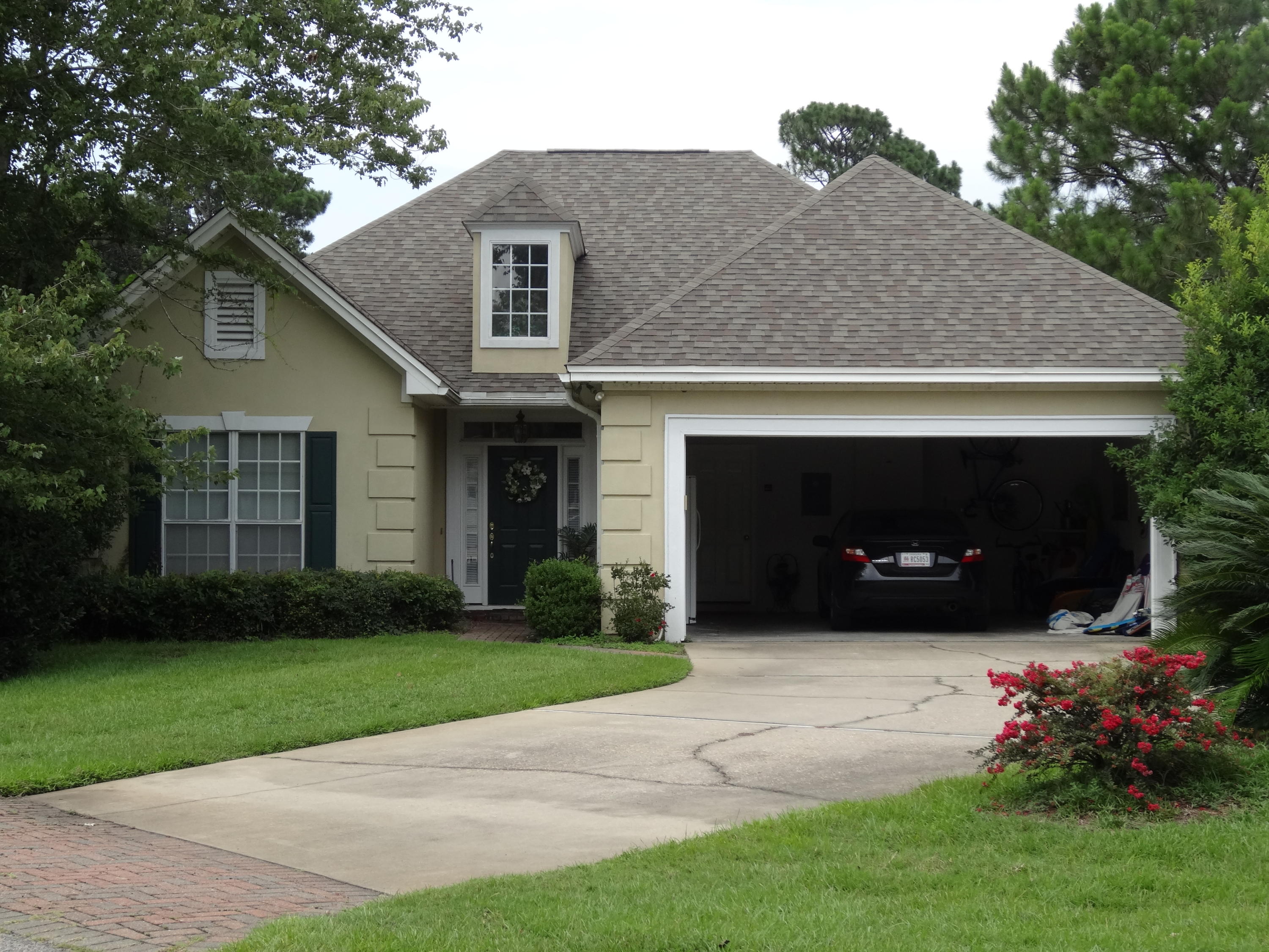 Elegant and casual living in this 3 bedroom, 2 bath lakefront home. Thoughtful floor plan provides split bedrooms and open kitchen, living and dining areas. An airy screened porch is accessed from living room and master bedroom. High smooth ceilings and crown molding and other fine finishes typical of Chateau Builders are noted throughout. Roof, HVAC, exterior paint new in past 4 years.