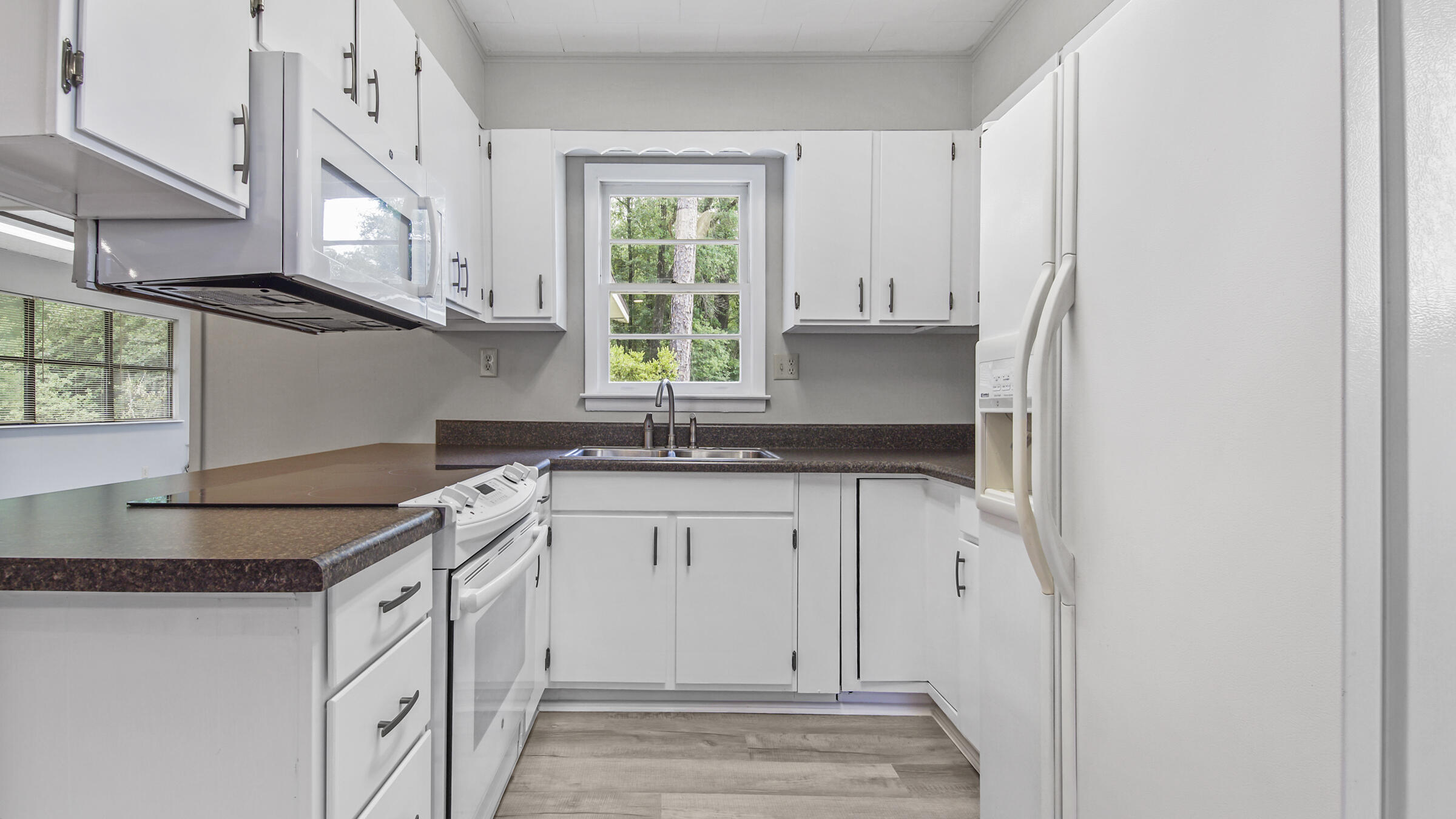 COUNTRY MANOR ESTATES - Residential