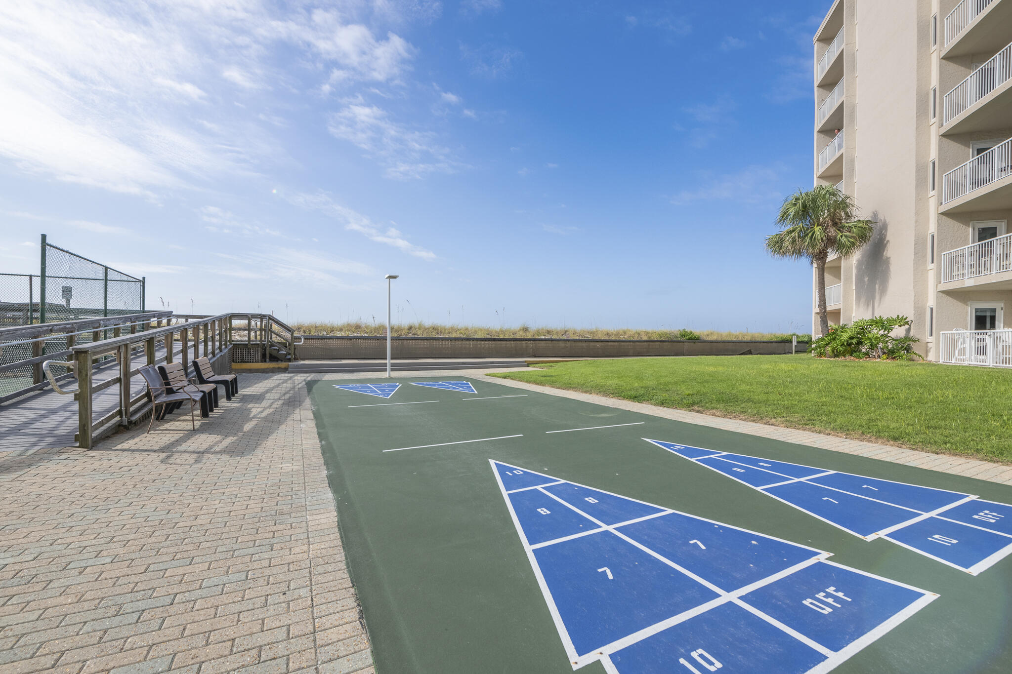 HOLIDAY SURF & RACQUET CLUB - Residential