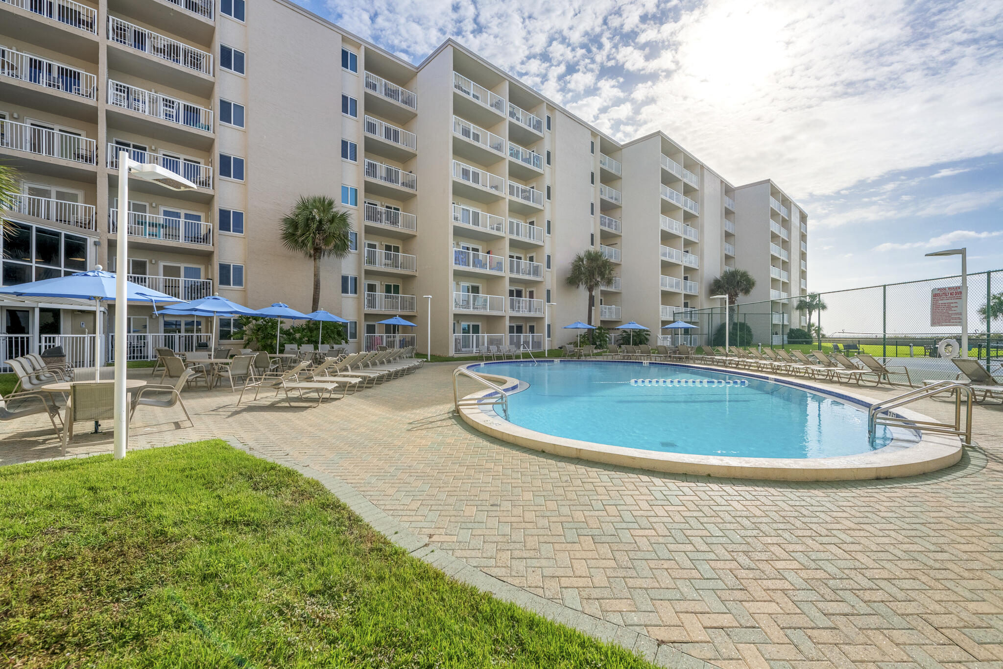 HOLIDAY SURF & RACQUET CLUB - Residential