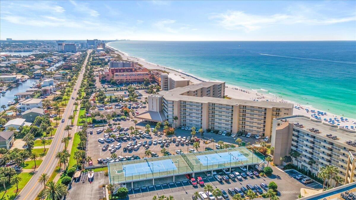 HOLIDAY SURF & RACQUET CLUB - Residential
