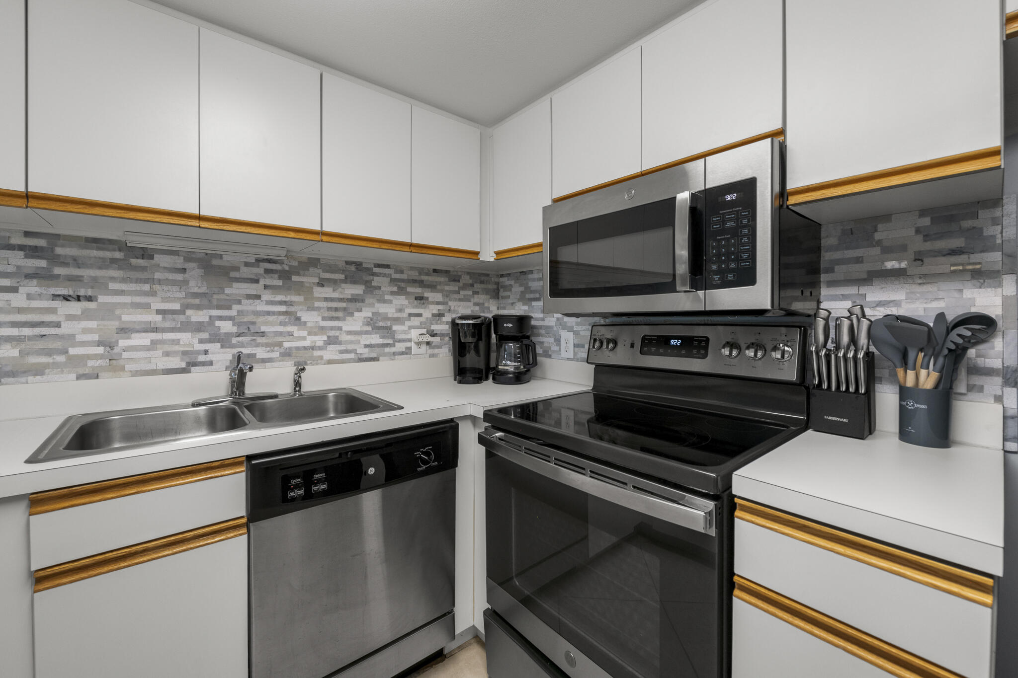 HOLIDAY SURF & RACQUET CLUB - Residential
