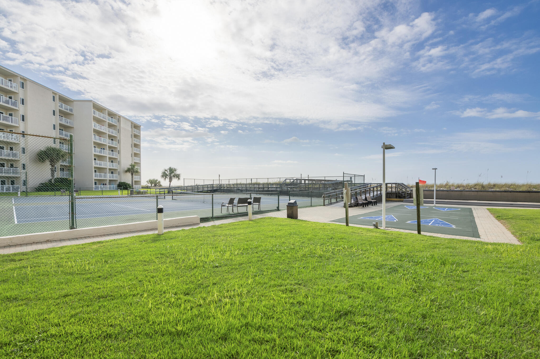 HOLIDAY SURF & RACQUET CLUB - Residential