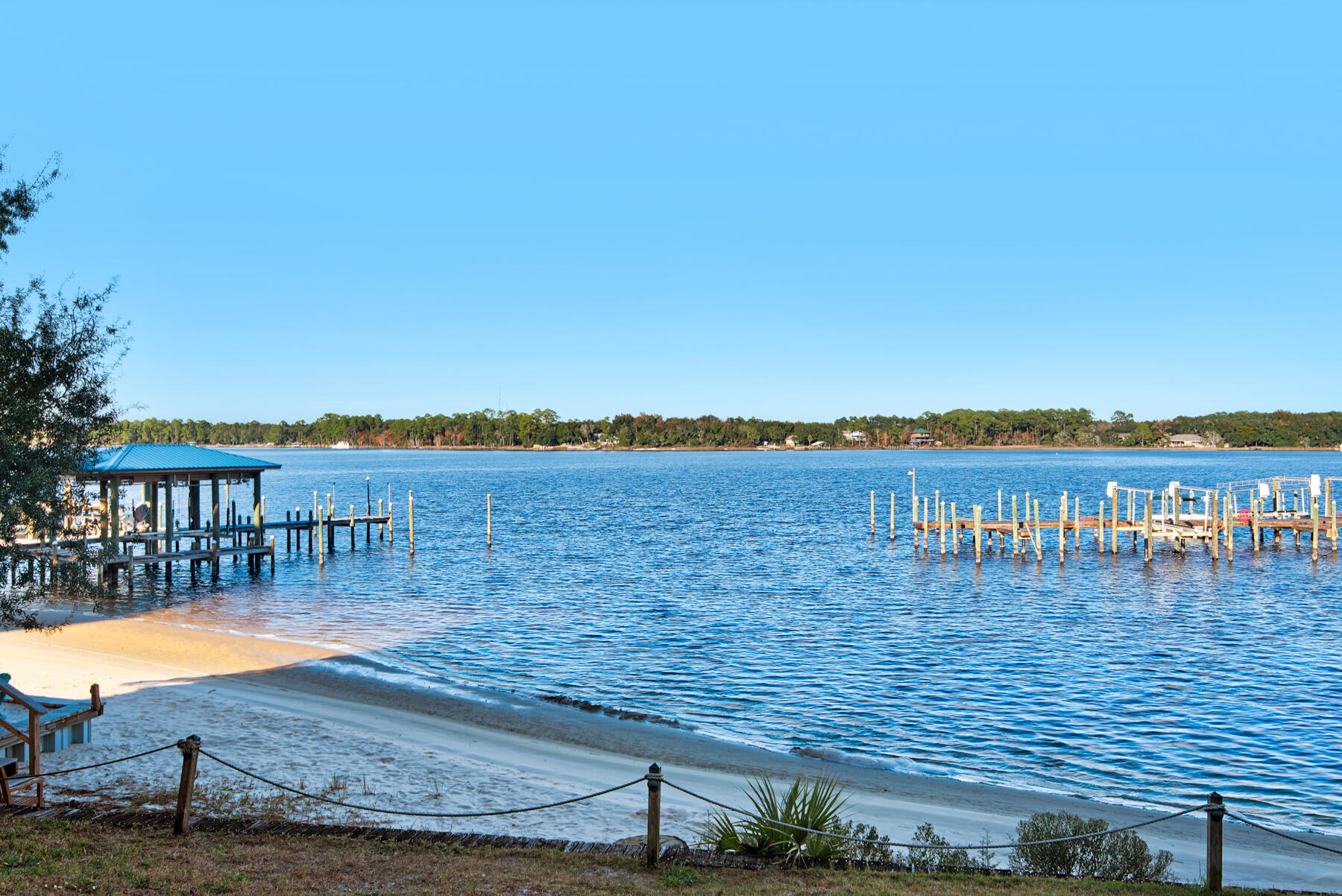 HIDDEN BAY VILLAGE - Residential