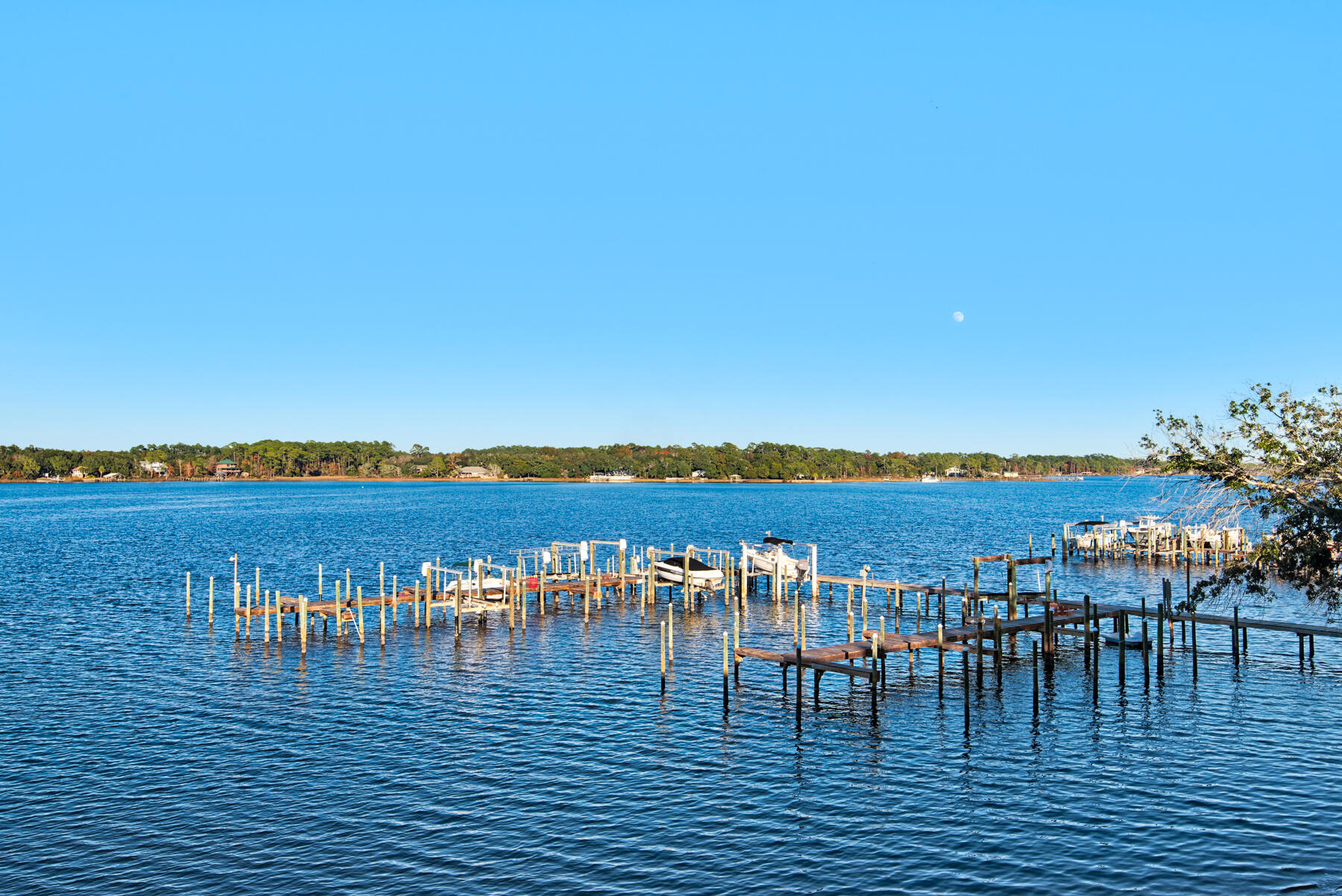 HIDDEN BAY VILLAGE - Residential