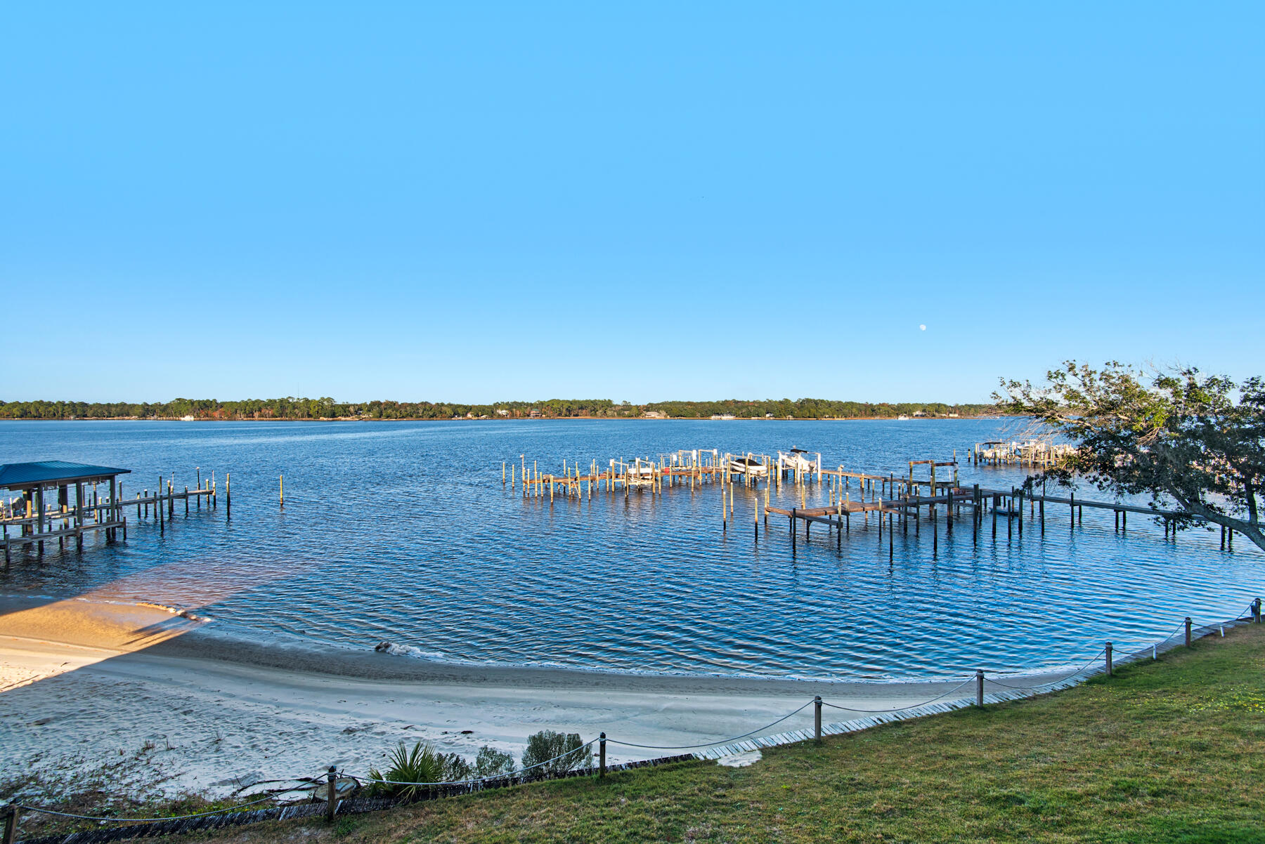 HIDDEN BAY VILLAGE - Residential