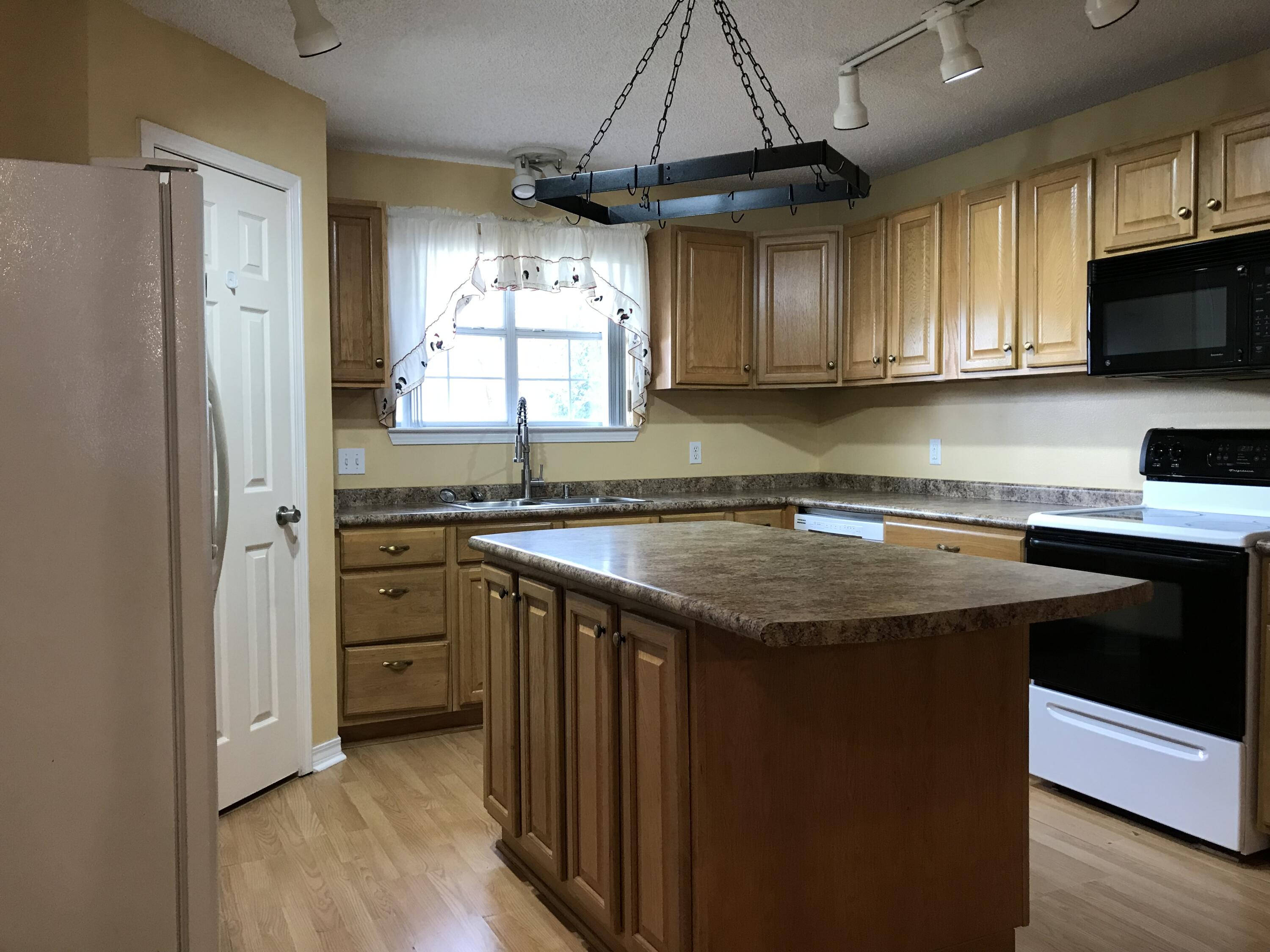 NORTHVIEW ESTATES 3RD ADDN - Residential Lease