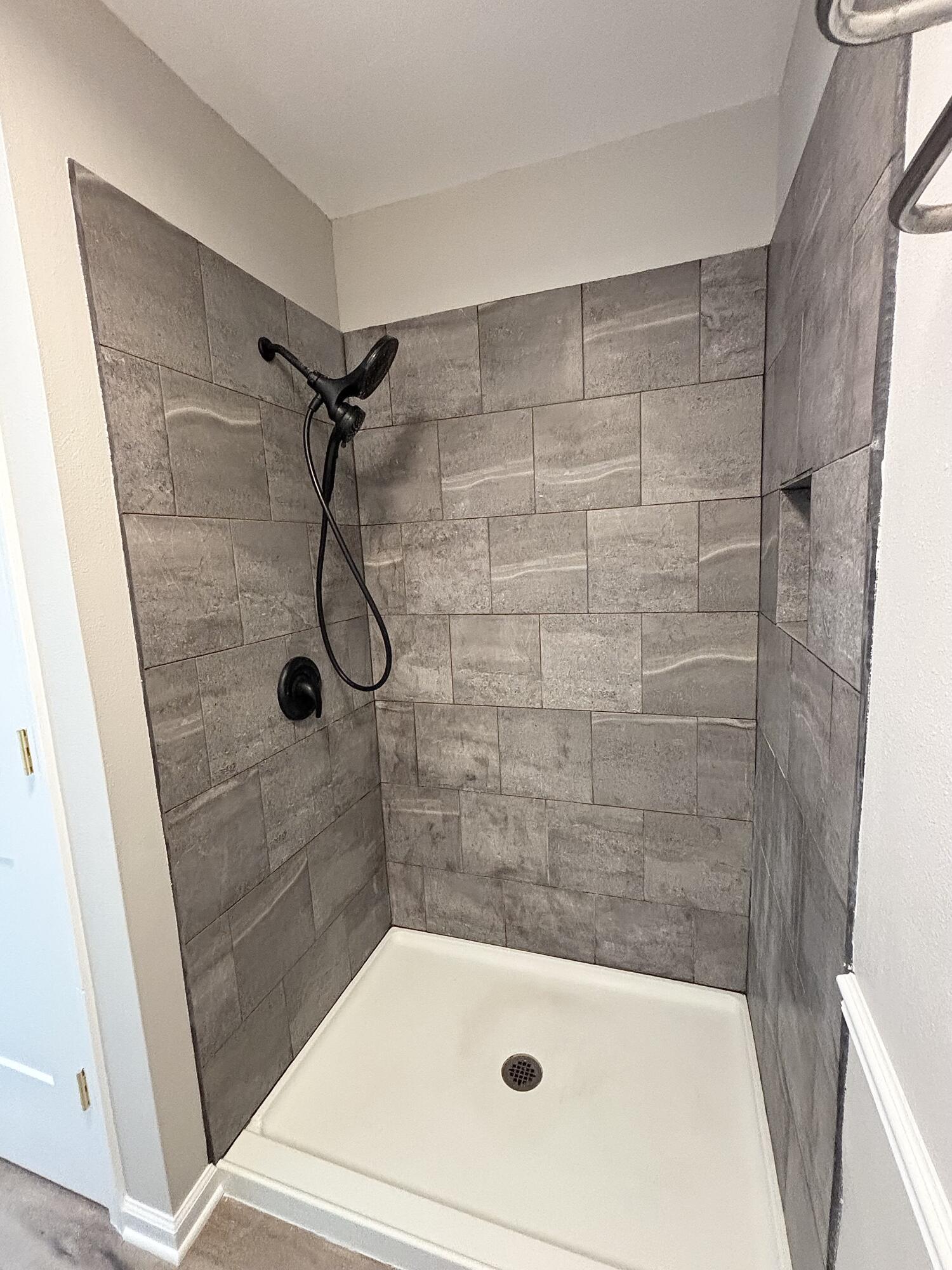 DONLABROOK GARDYNS - Residential Lease