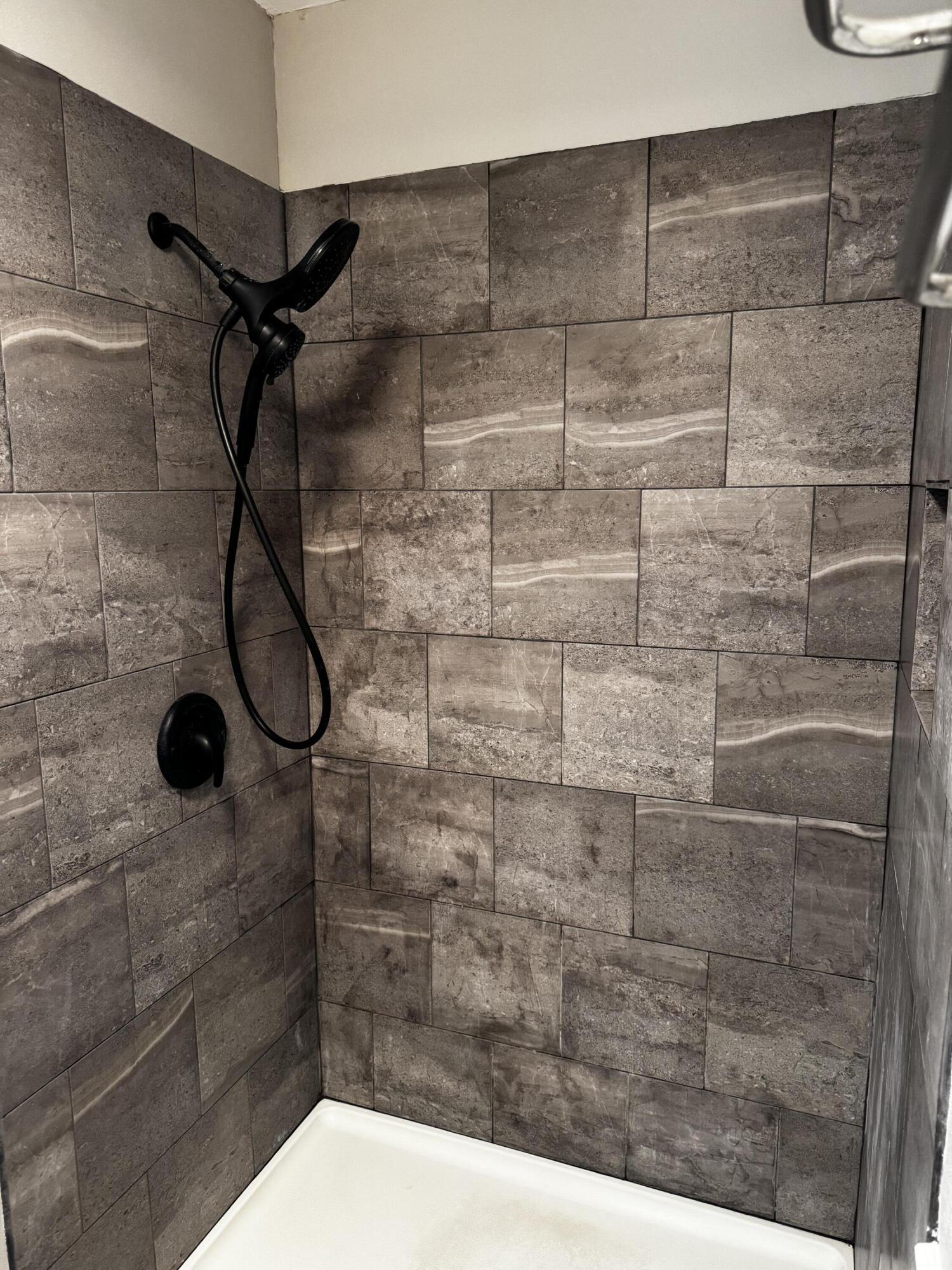 DONLABROOK GARDYNS - Residential Lease