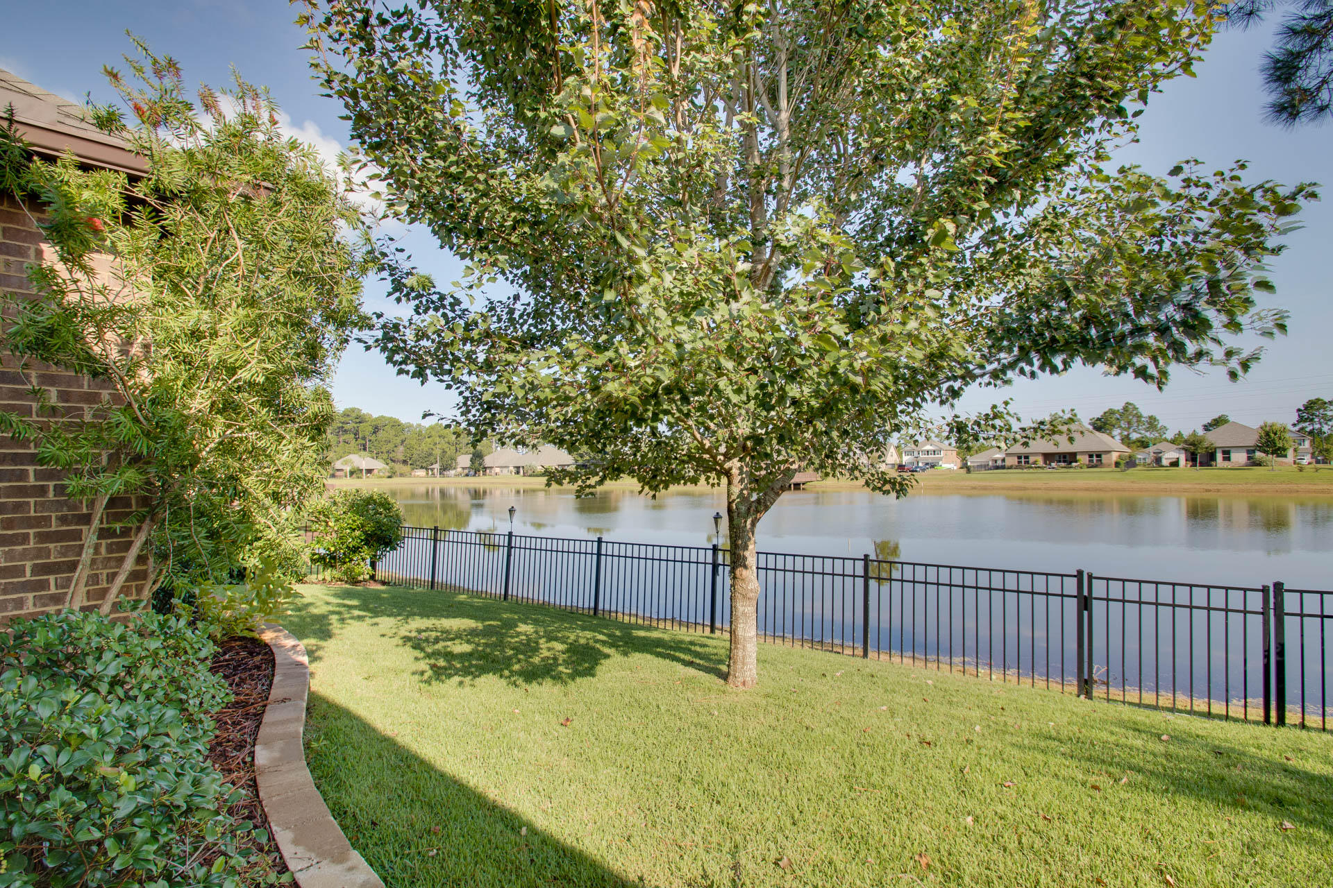 WHISPERING LAKE - Residential