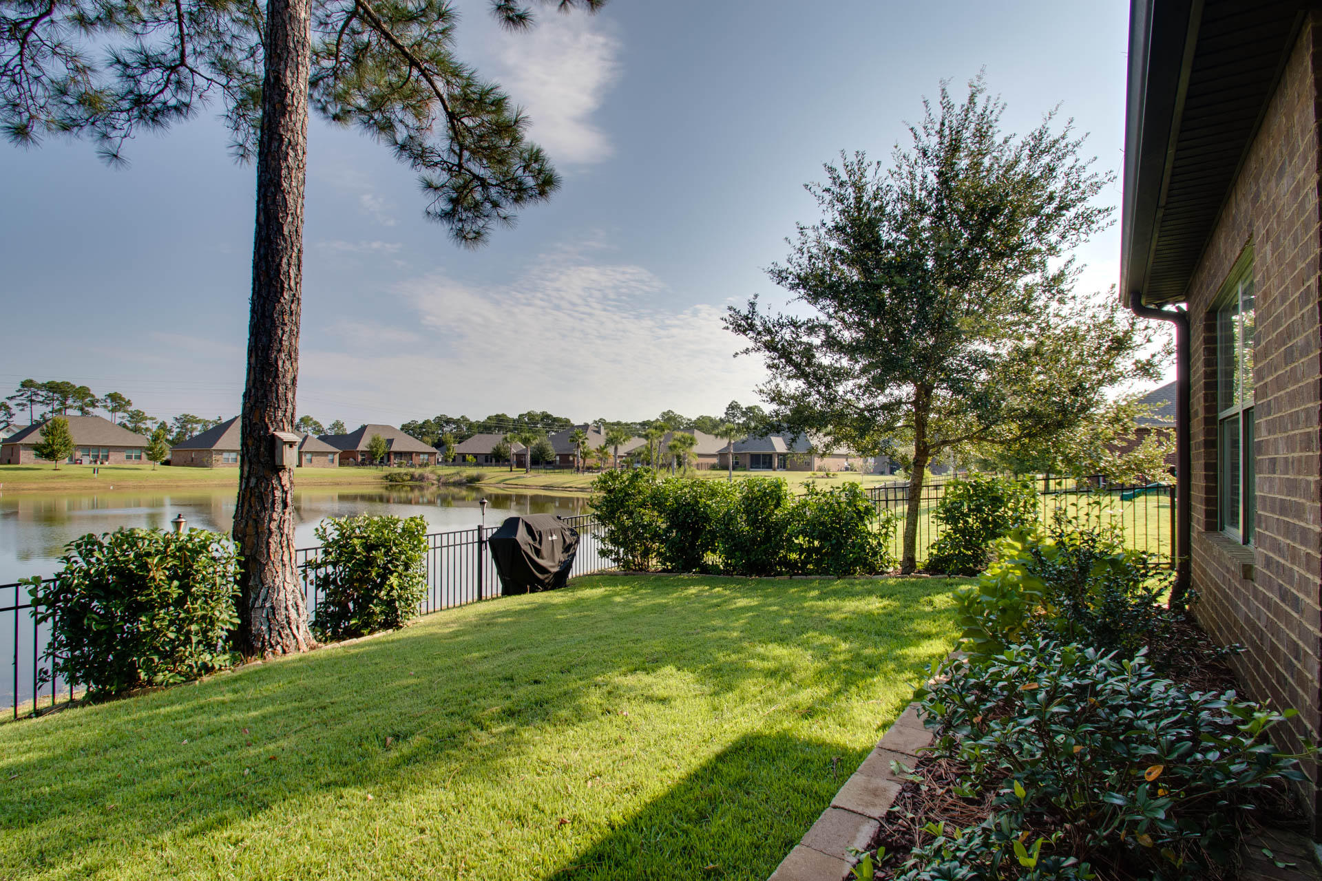 WHISPERING LAKE - Residential