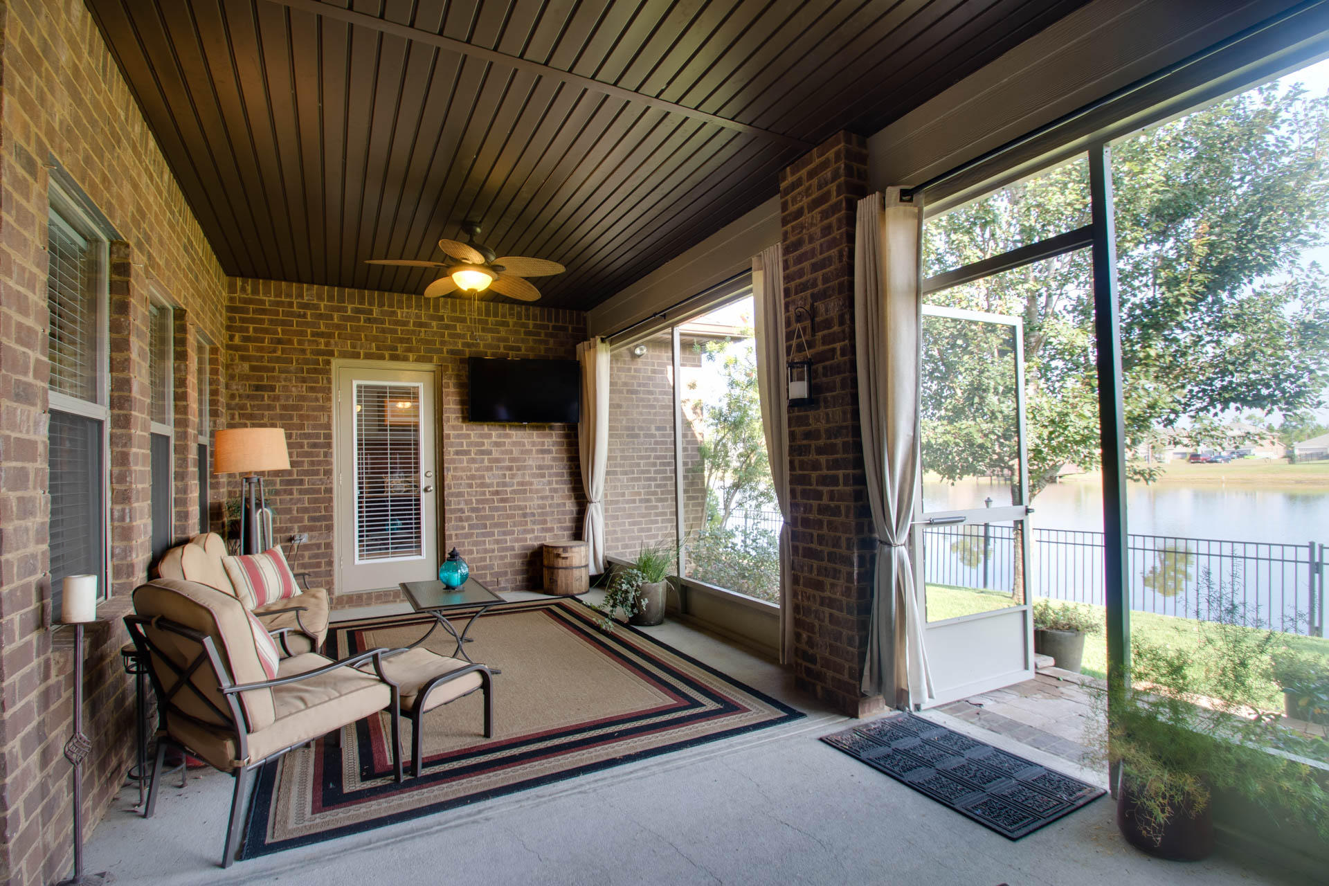 WHISPERING LAKE - Residential