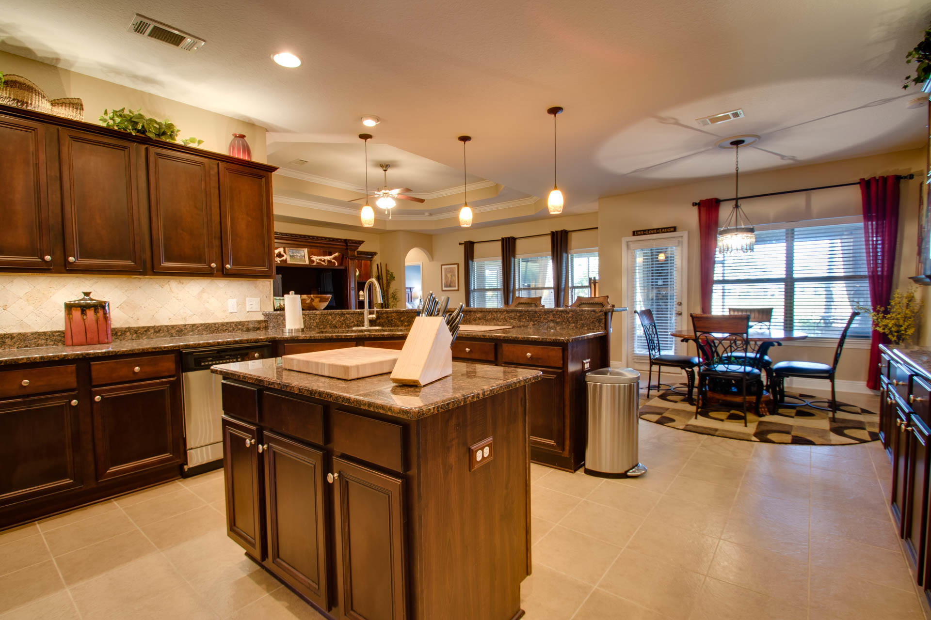 WHISPERING LAKE - Residential