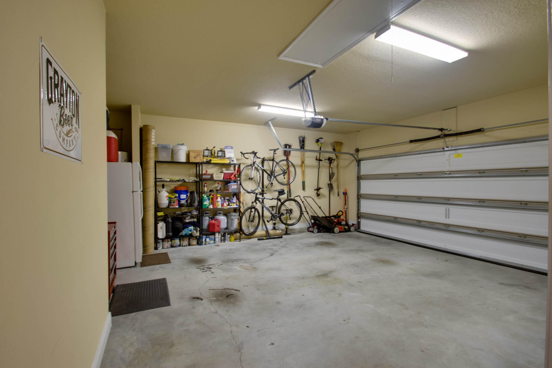 WHISPERING LAKE - Residential