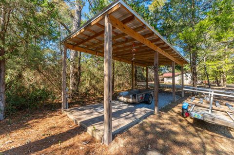 A home in DeFuniak Springs