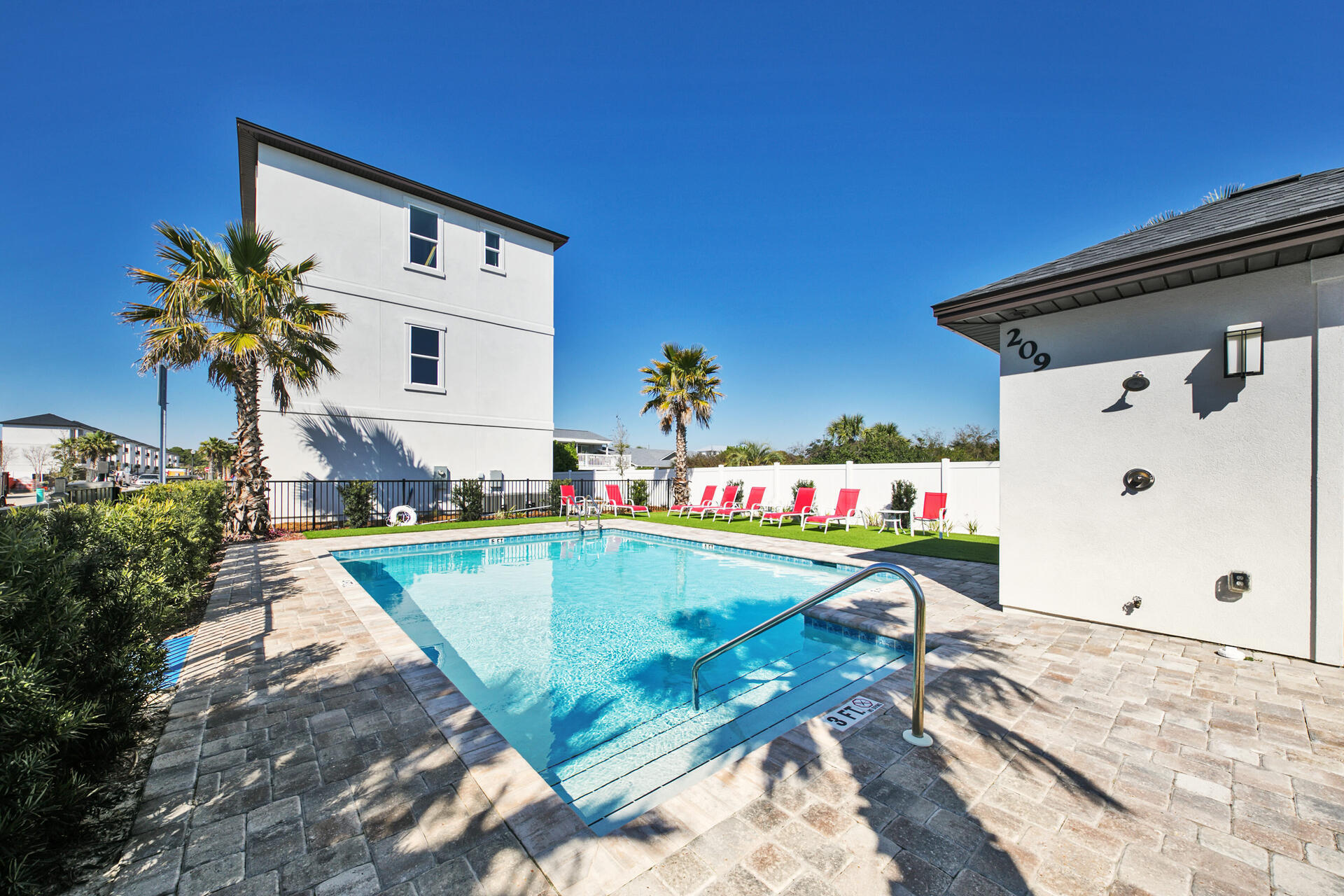 HIDDEN PALMS - Residential