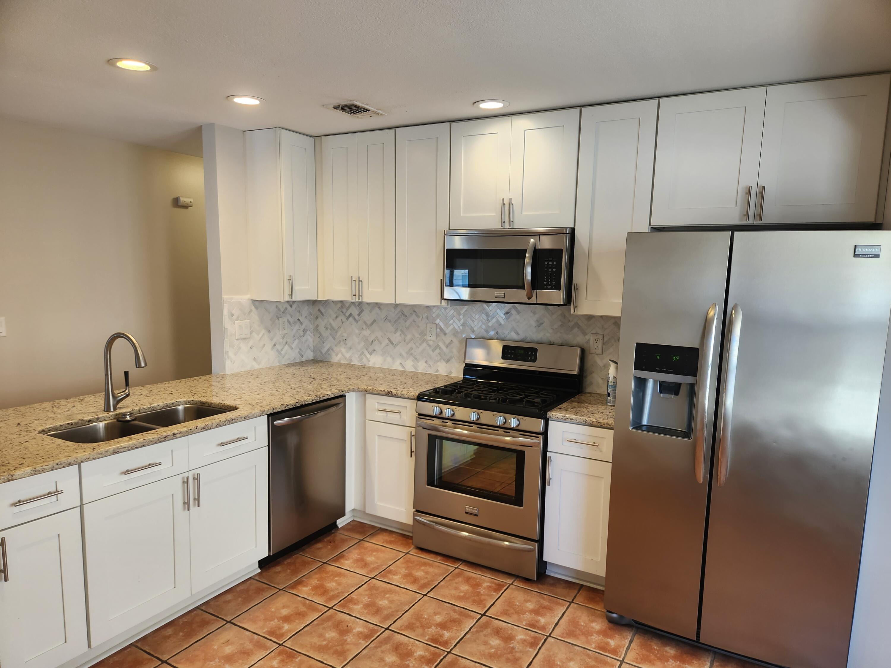 ETRETAT VILLA - Residential Lease