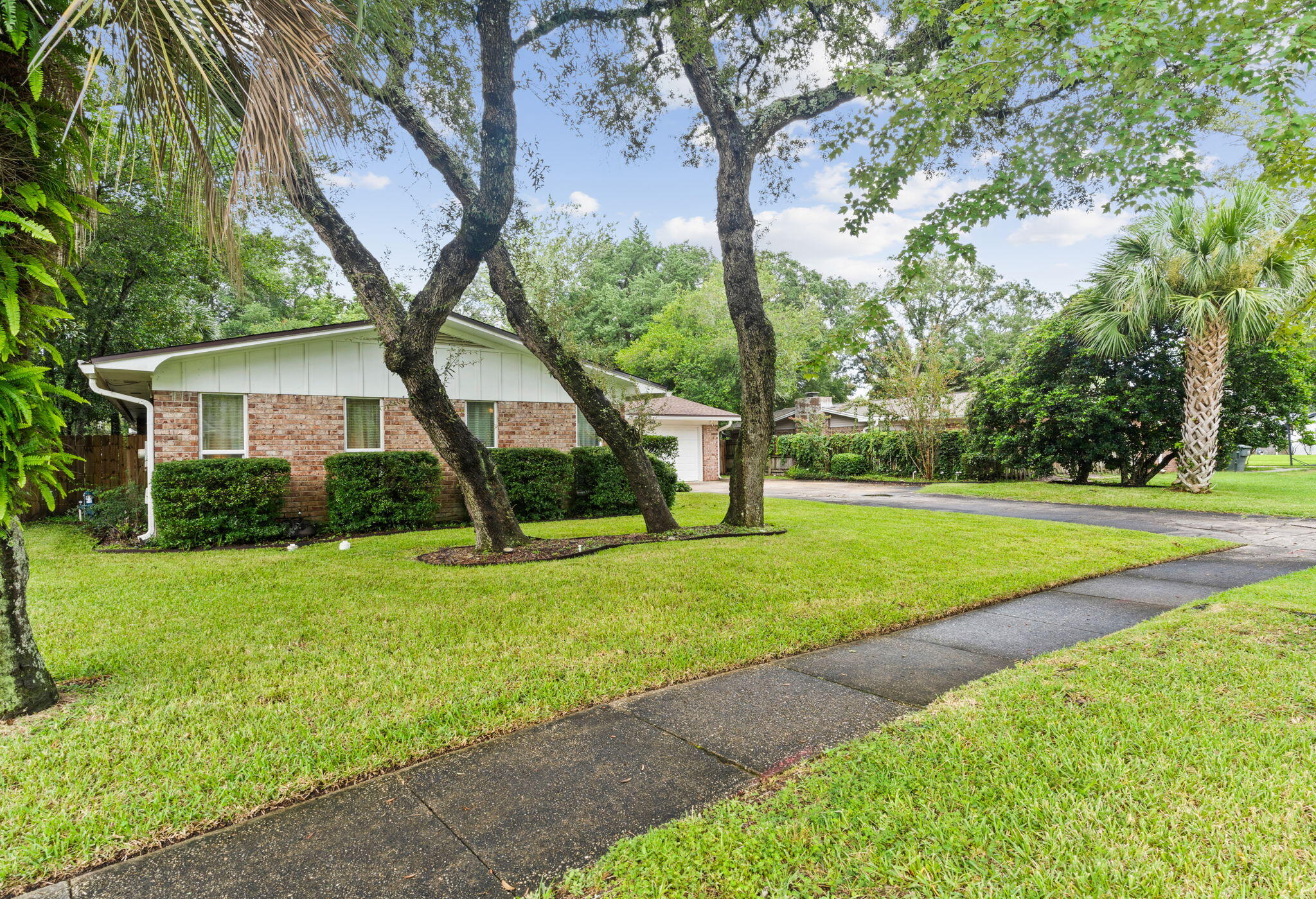 629 NE Merioneth Drive