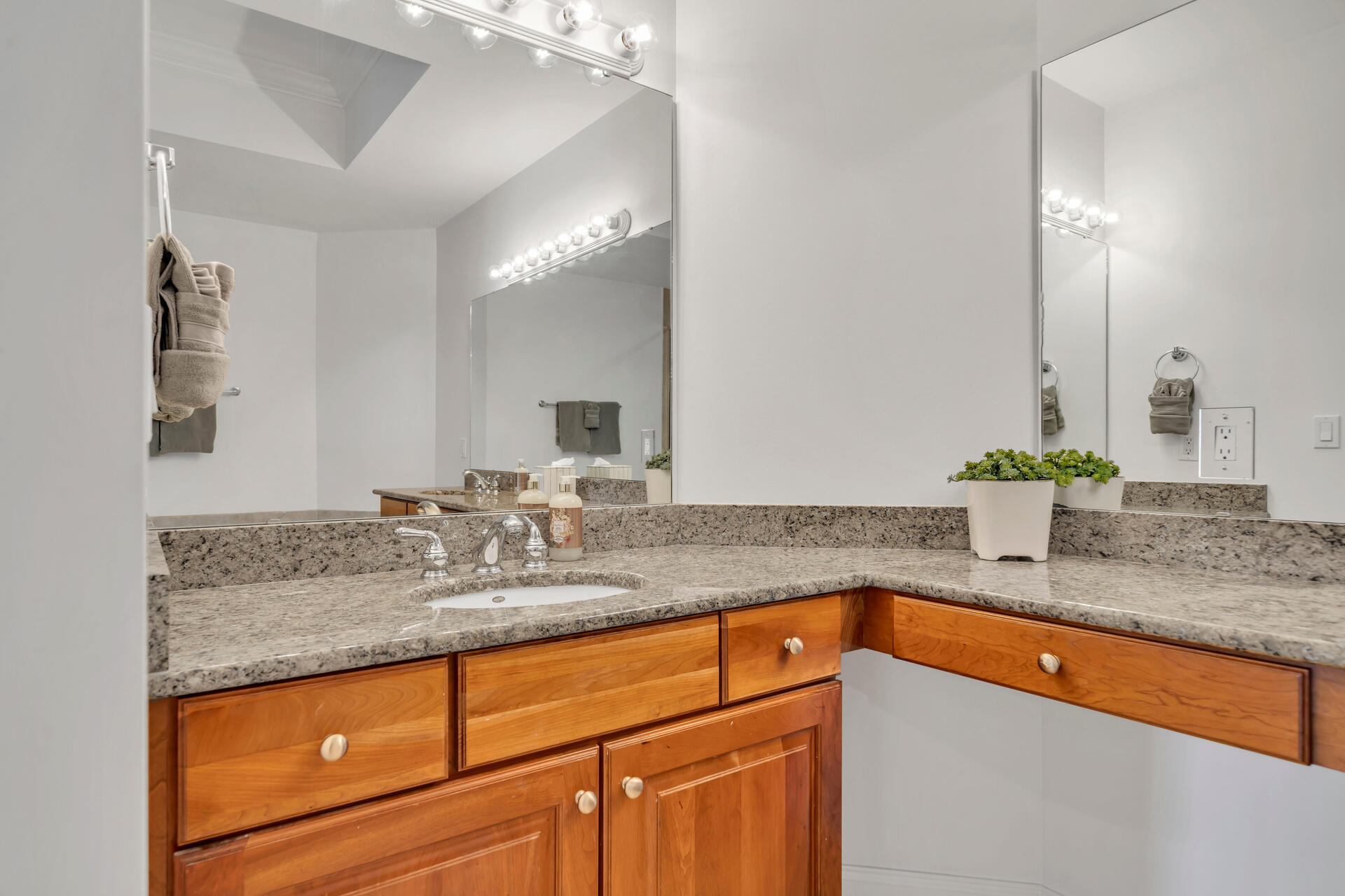 SILVER BEACH TOWERS - Residential