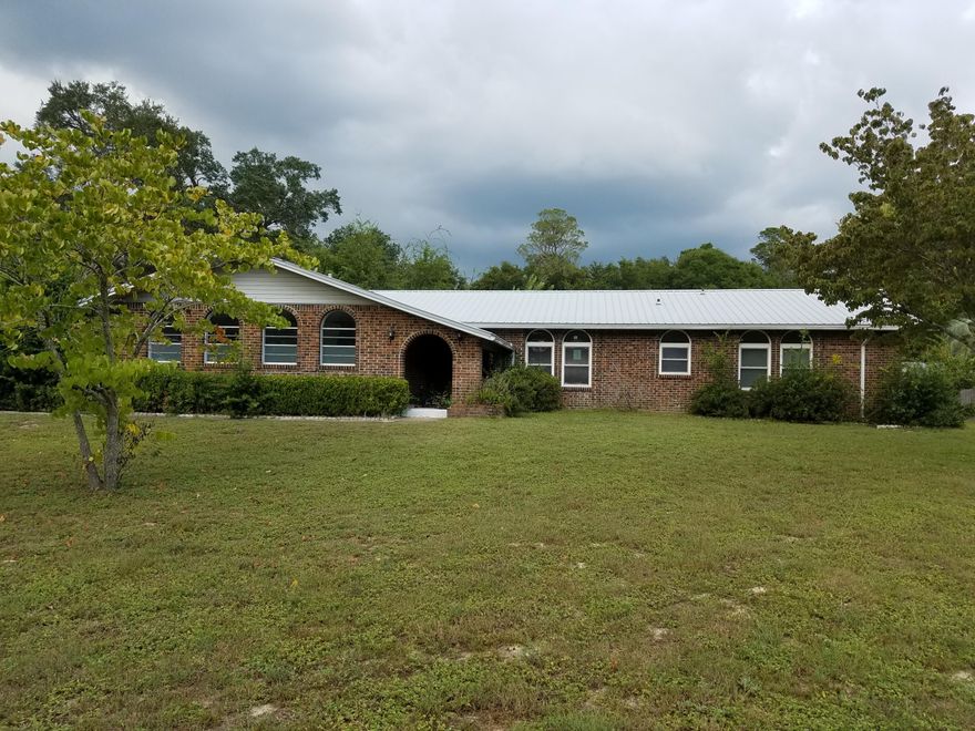 Short Sale. This home needs some TLC. In the heart of Niceville on a corner lot. Open floor plan. Buyer to verify all pertinent information including square footage and lot dimensions. Property to be sold as is.