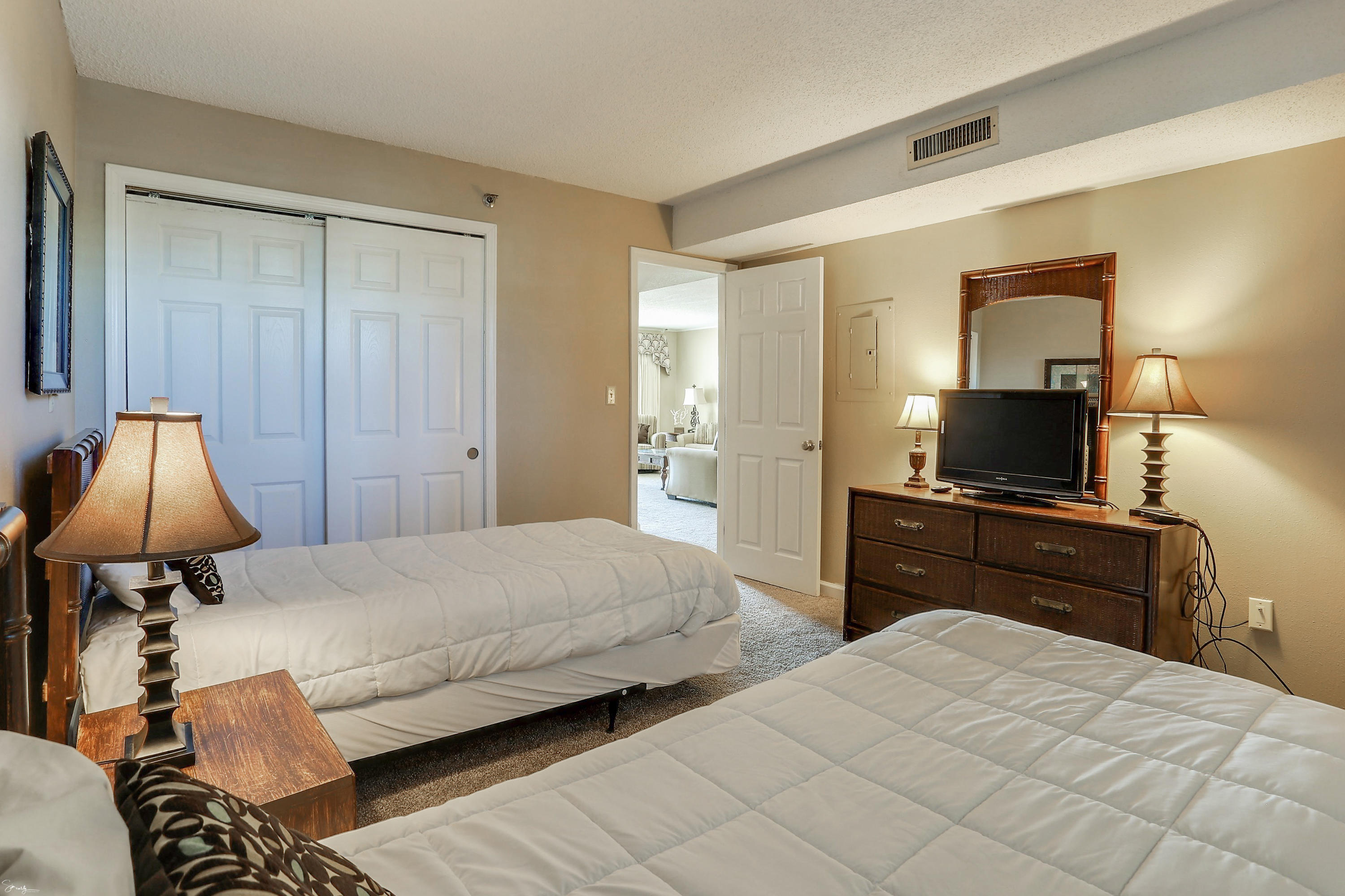 ISLANDER CONDO - Residential